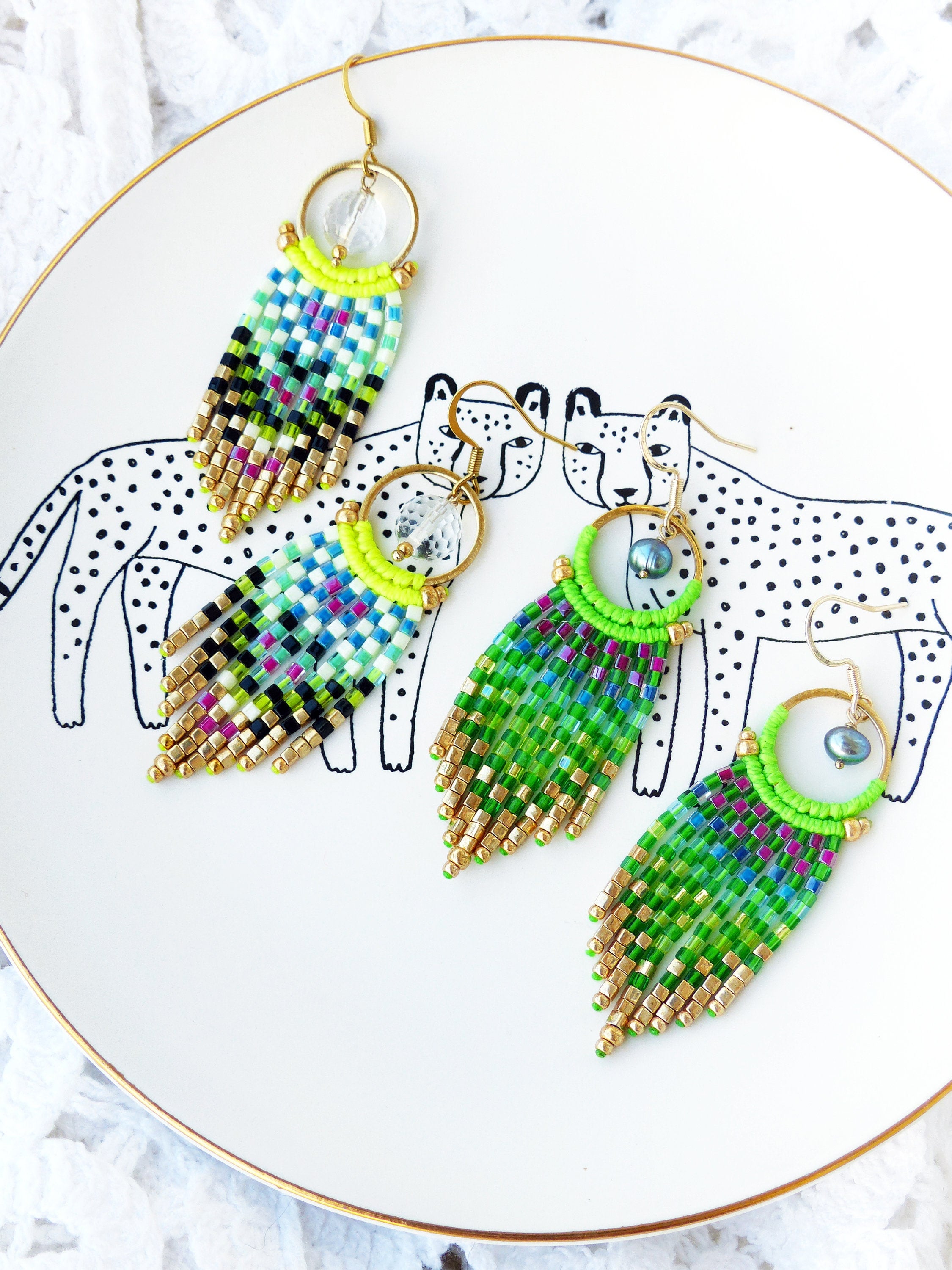 Petites boucles d'oreilles à franges et perles en cristal de roche jaune vif magenta ivoire noir doré