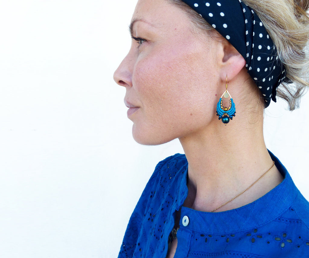 Boucles d'oreilles gouttes en macramé turquoise foncé bleu nuit et doré