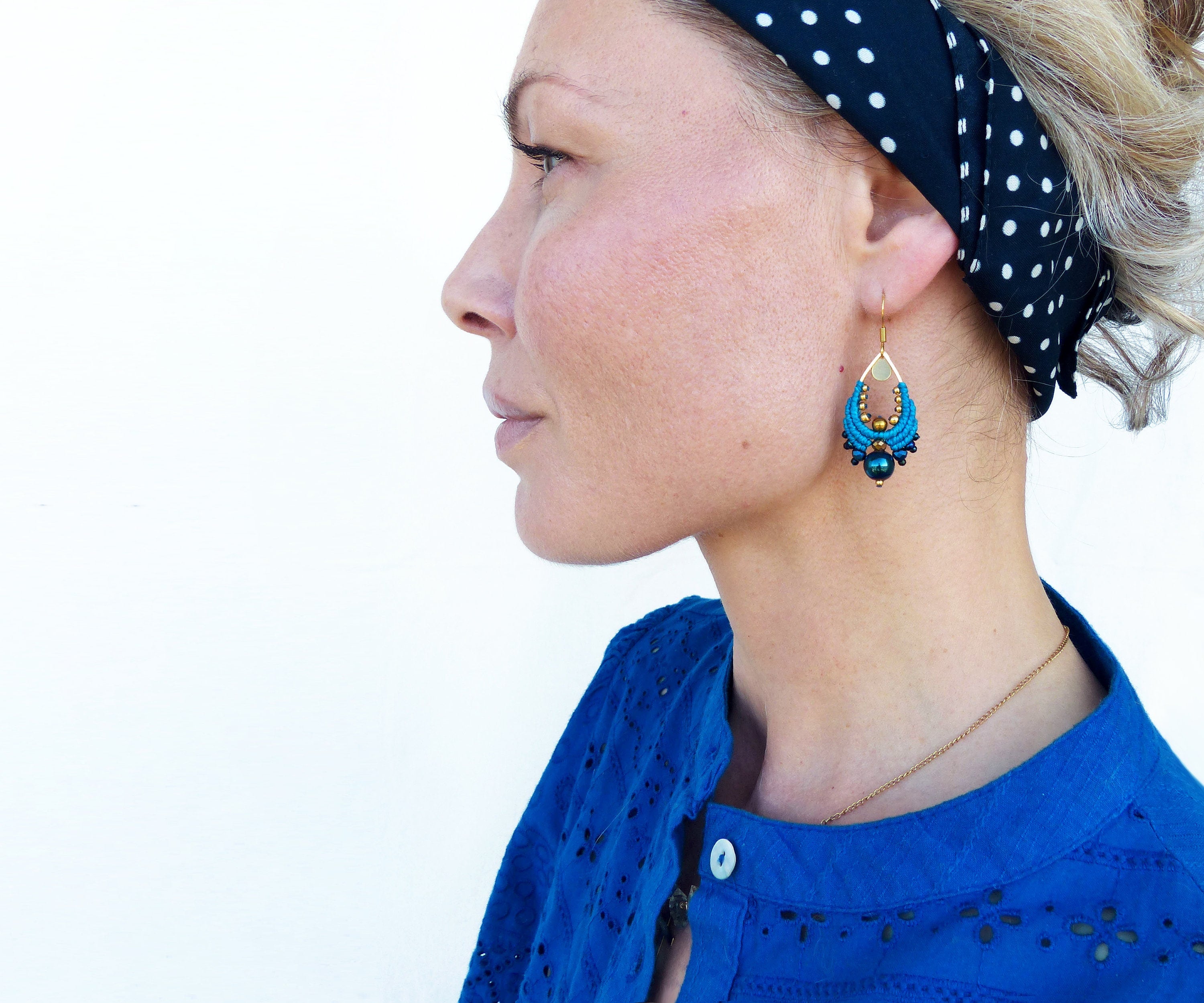 Boucles d'oreilles gouttes en macramé turquoise foncé bleu nuit et doré