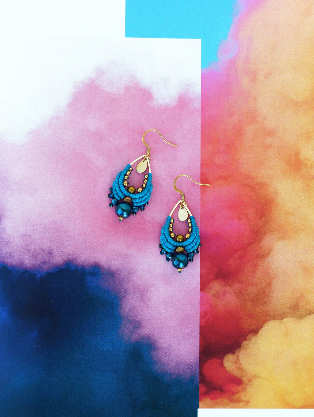 Boucles d'oreilles gouttes en macramé turquoise foncé bleu nuit et doré