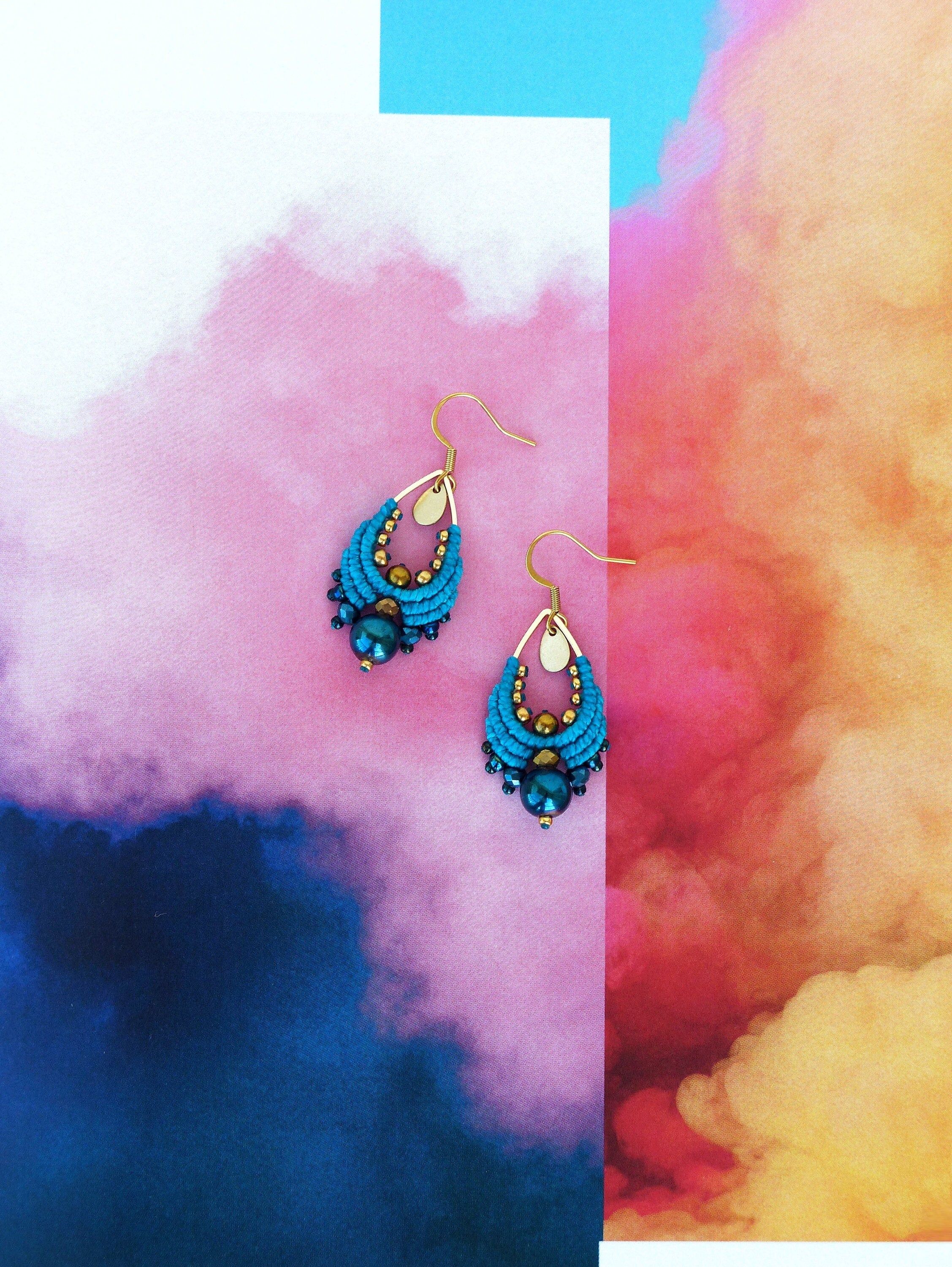 Boucles d'oreilles gouttes en macramé turquoise foncé bleu nuit et doré
