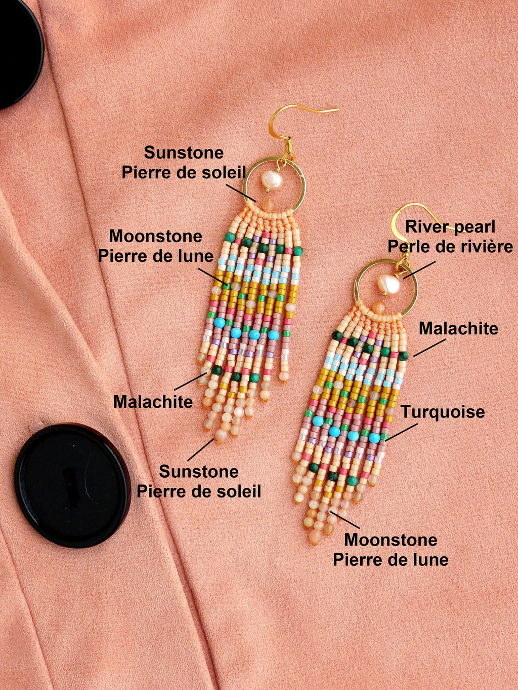 Peut inclure: Une paire de longues boucles d'oreilles en perles avec un anneau en or et une perle au sommet. Les perles sont dans des tons de pêche, jaune, turquoise, vert et rose. Les boucles d'oreilles sont étiquetées avec les noms des pierres utilisées, y compris la pierre de soleil, la pierre de lune, la malachite, la turquoise et la perle de rivière.