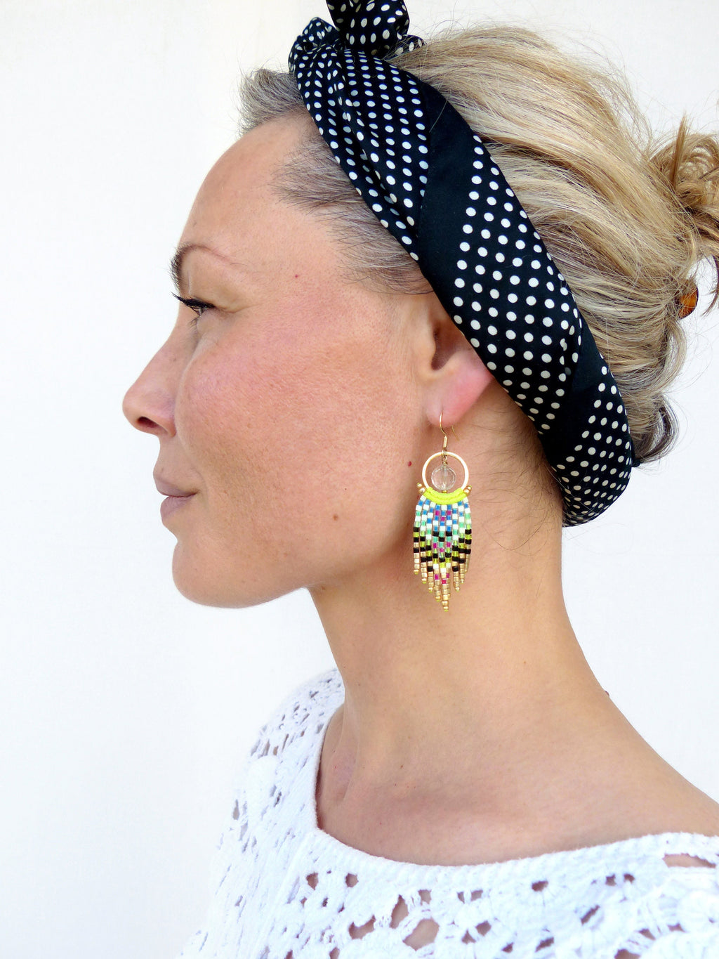 Petites boucles d'oreilles à franges et perles en cristal de roche jaune vif magenta ivoire noir doré