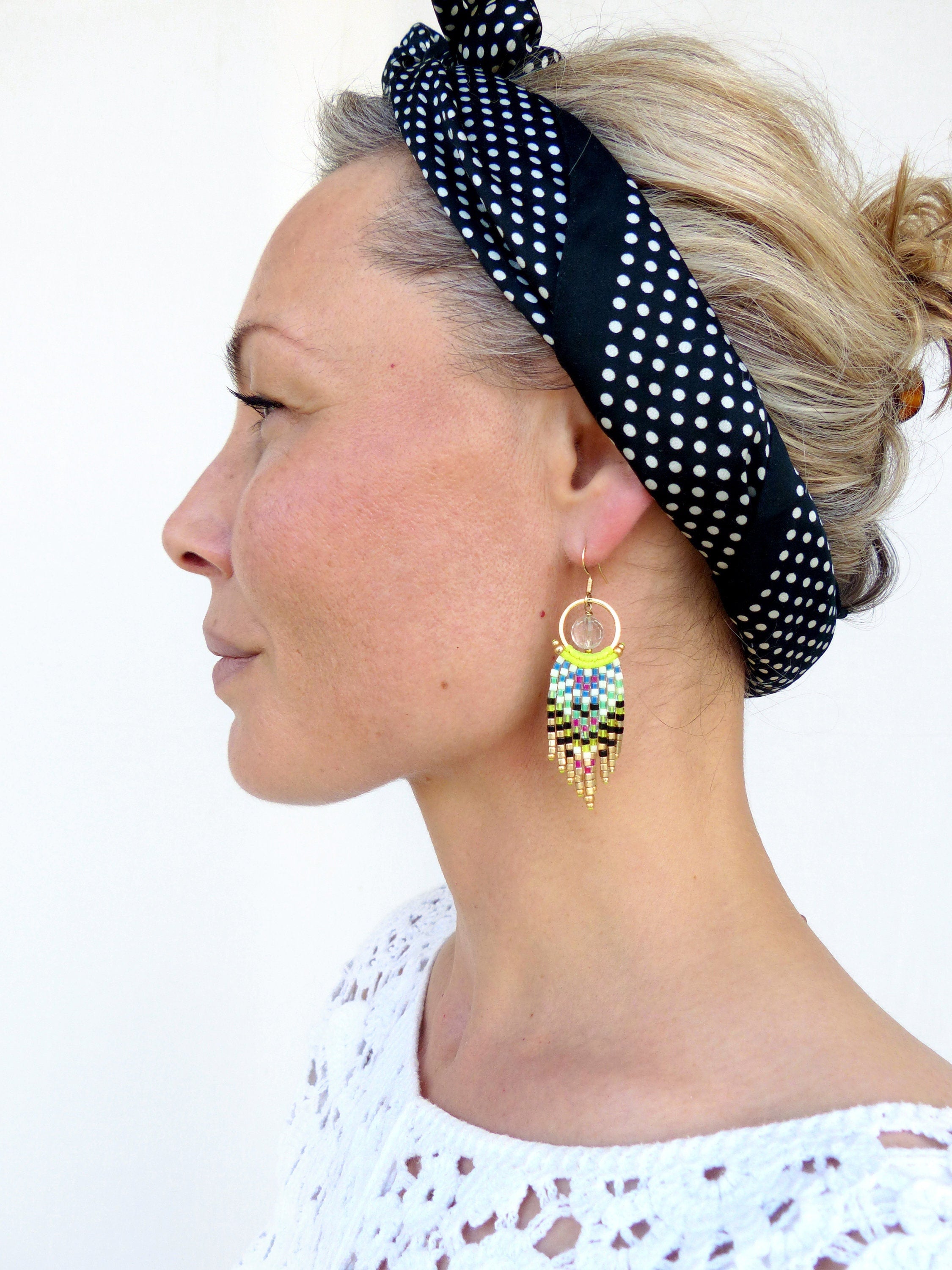 Petites boucles d'oreilles à franges et perles en cristal de roche jaune vif magenta ivoire noir doré