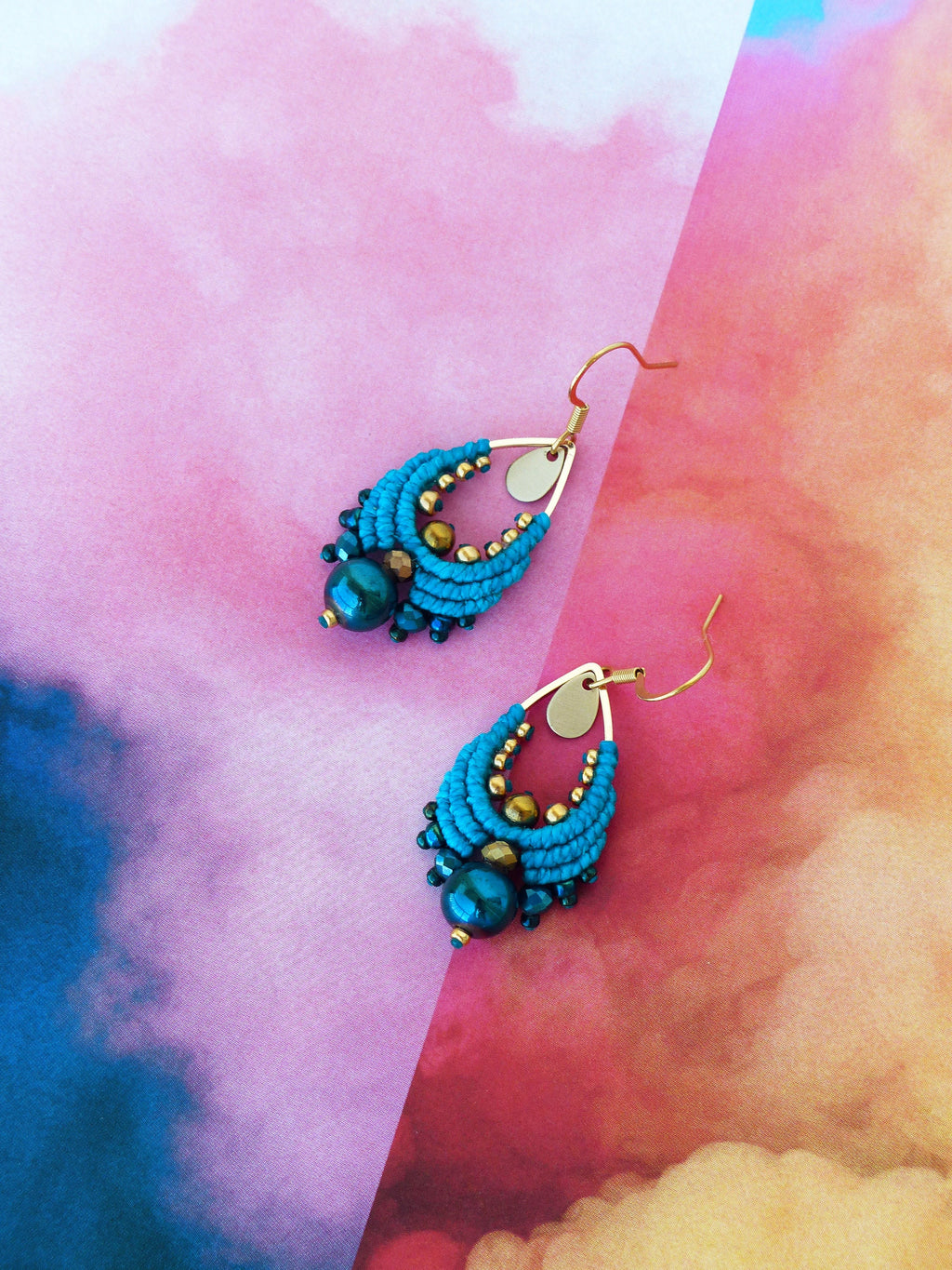 Boucles d'oreilles gouttes en macramé turquoise foncé bleu nuit et doré
