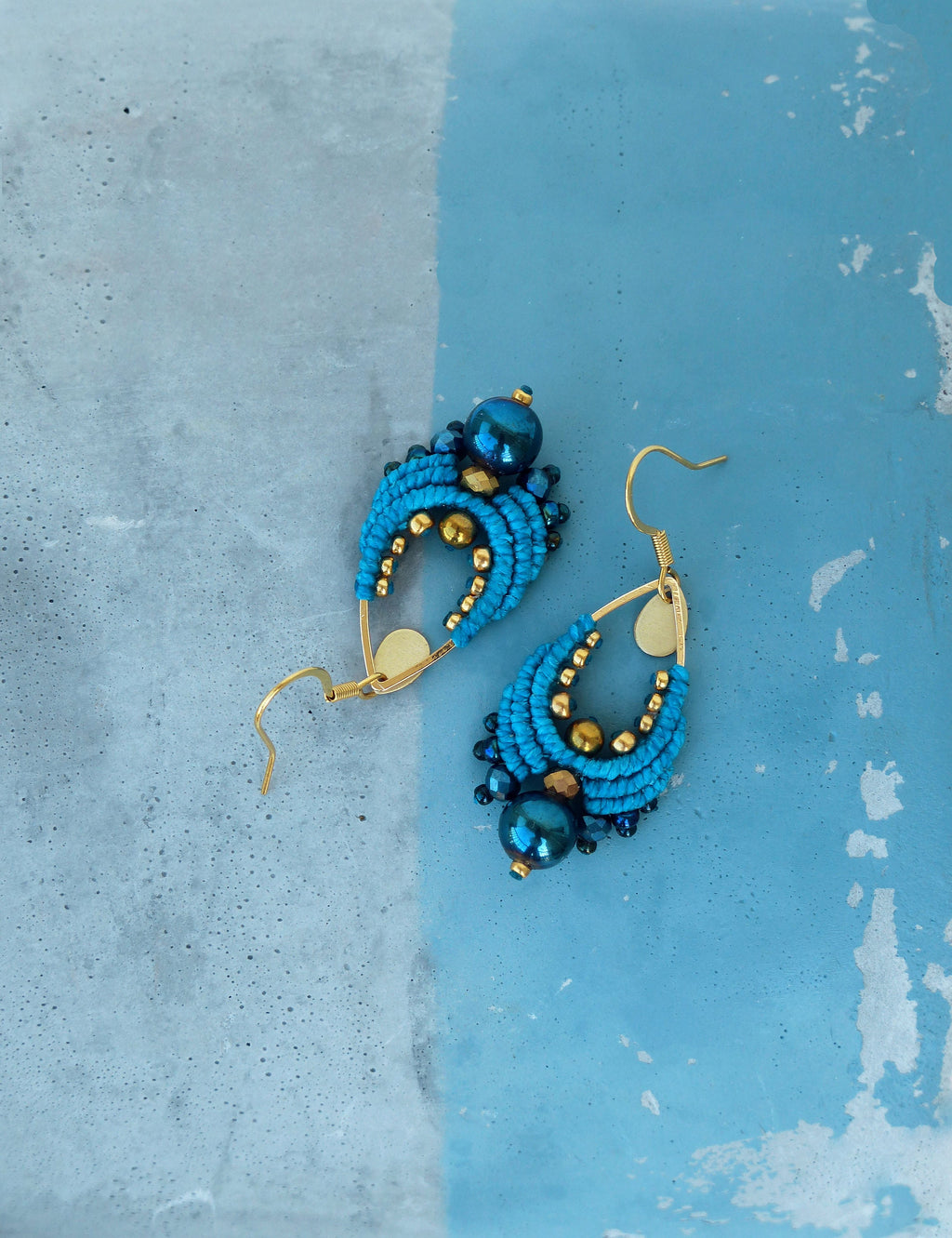 Boucles d'oreilles gouttes en macramé turquoise foncé bleu nuit et doré