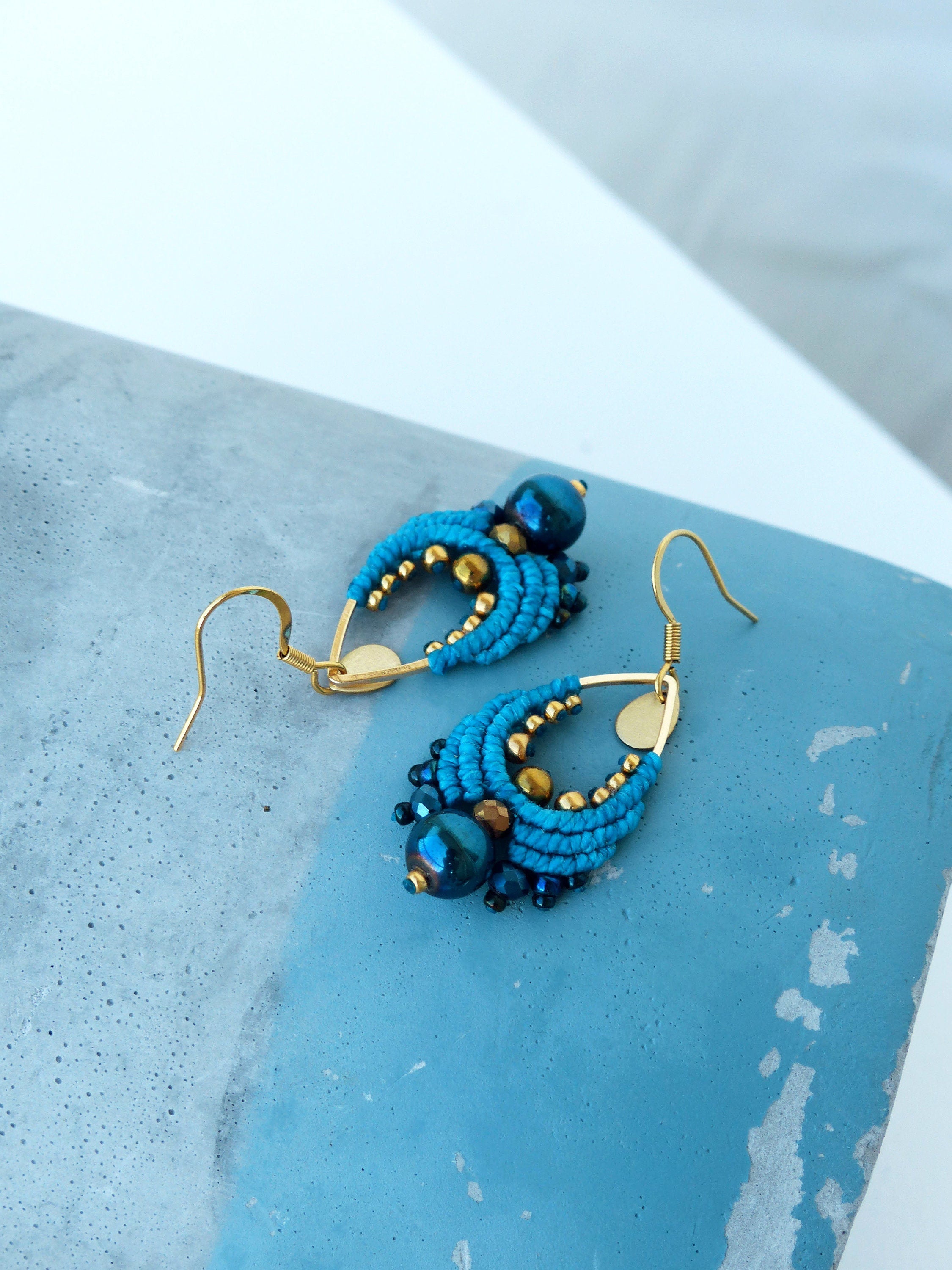 Boucles d'oreilles gouttes en macramé turquoise foncé bleu nuit et doré