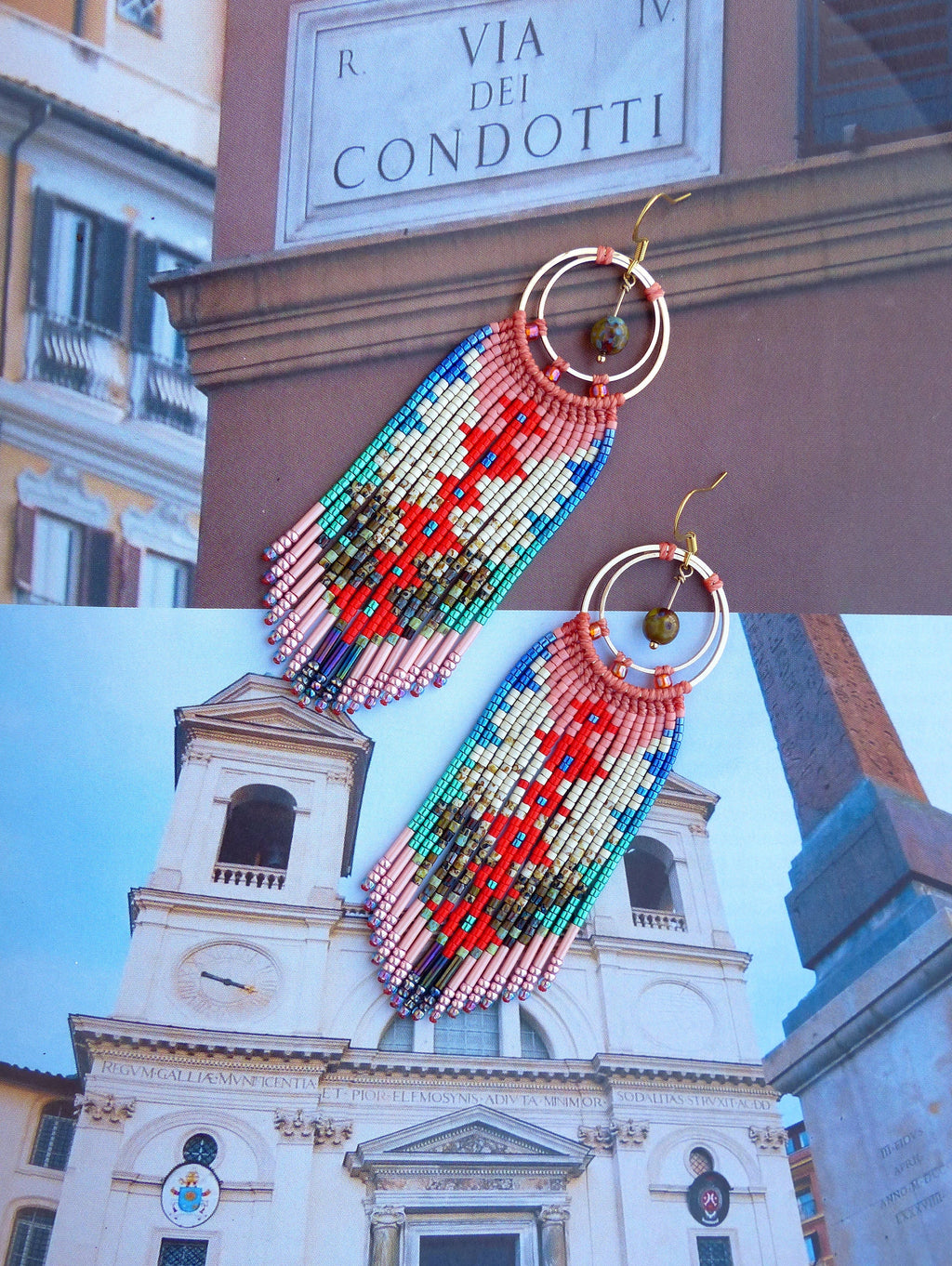 Peut inclure: Une paire de longues boucles d'oreilles en perles avec un motif géométrique. Les boucles d'oreilles sont de couleur rose, rouge, bleu et vert. Elles sont suspendues à des anneaux dorés. Les boucles d'oreilles sont photographiées sur fond d'un bâtiment à Rome, en Italie, avec le panneau de rue "Via dei Condotti" visible.