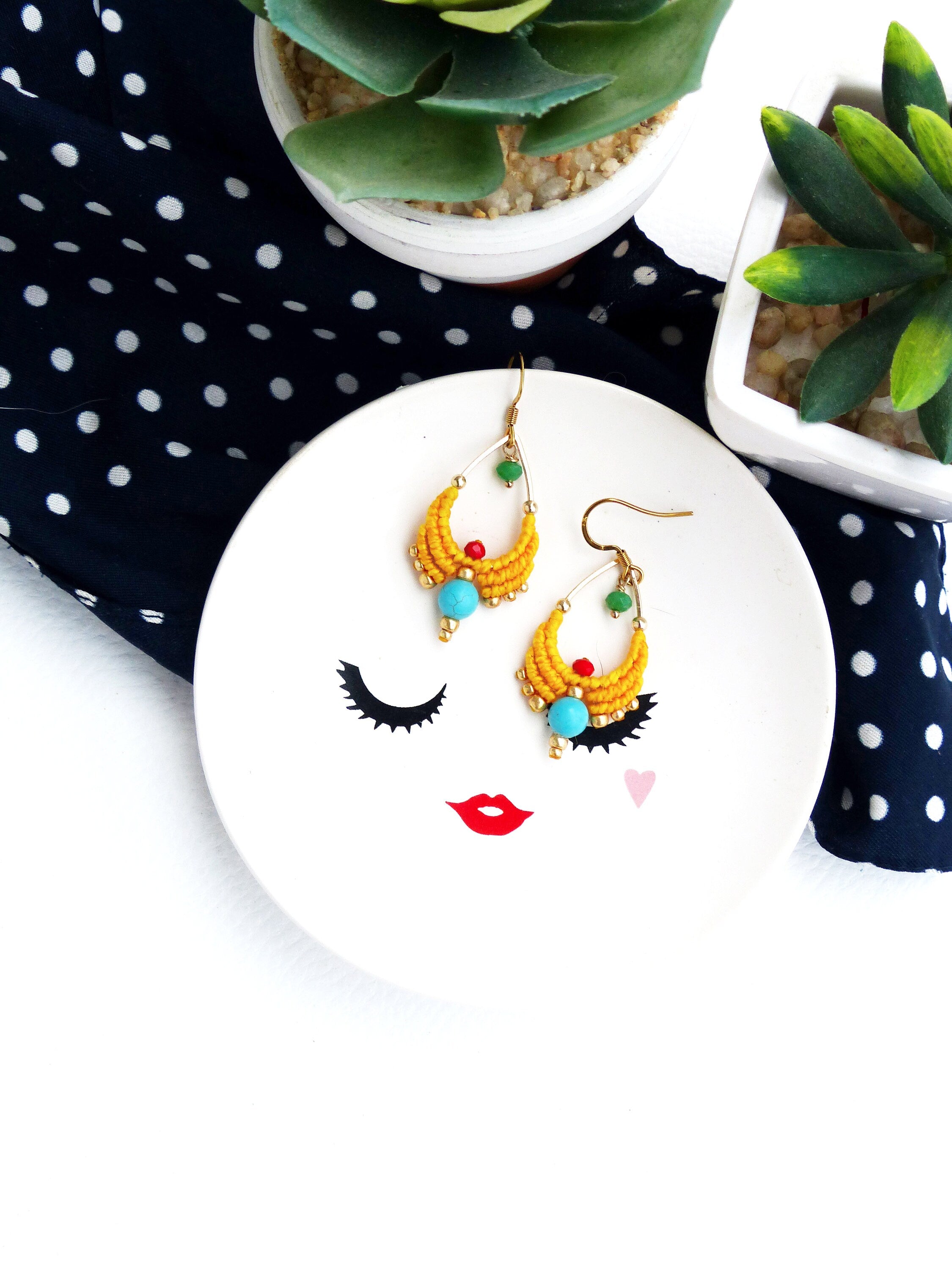 Boucles d'oreilles forme gouttes tissées en macramé jaune tournesol et turquoise