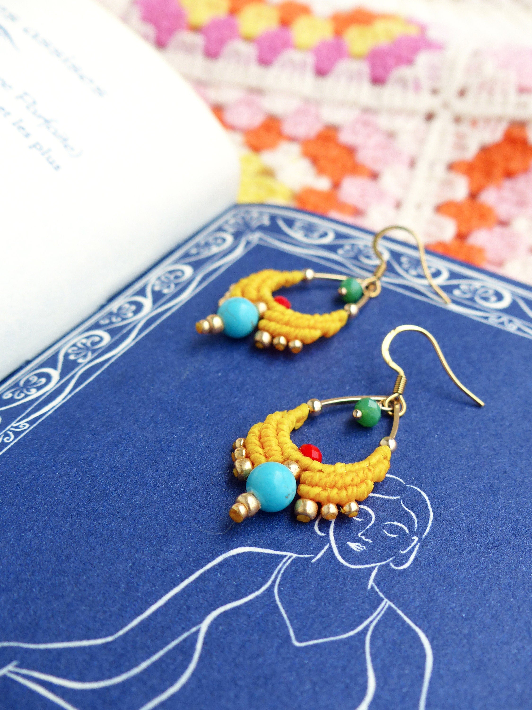 Boucles d'oreilles forme gouttes tissées en macramé jaune tournesol et turquoise