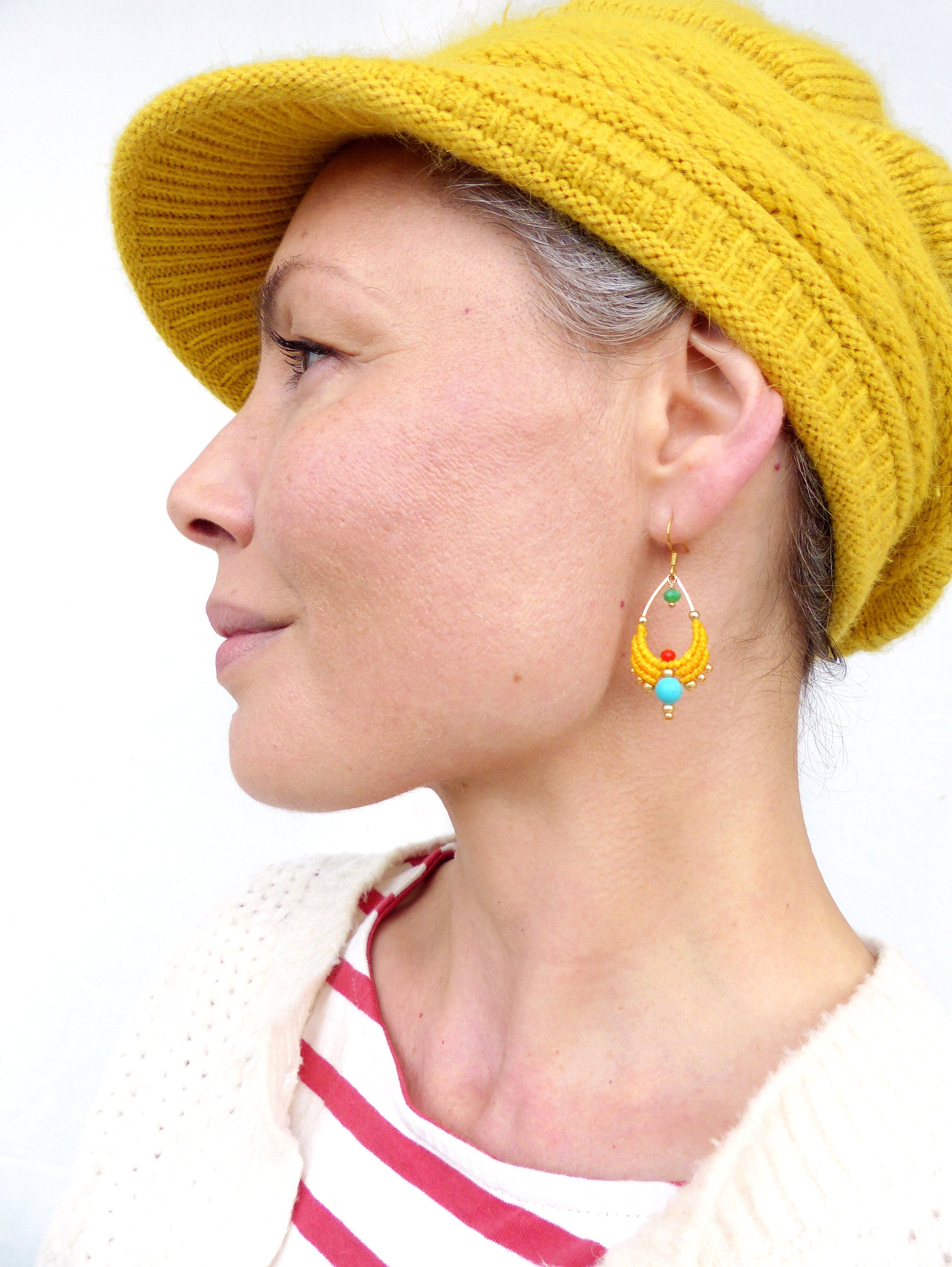 Boucles d'oreilles forme gouttes tissées en macramé jaune tournesol et turquoise
