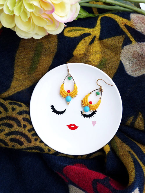 Boucles d'oreilles forme gouttes tissées en macramé jaune tournesol et turquoise