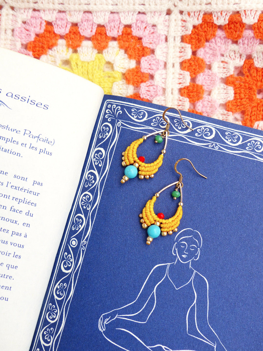 Boucles d'oreilles forme gouttes tissées en macramé jaune tournesol et turquoise