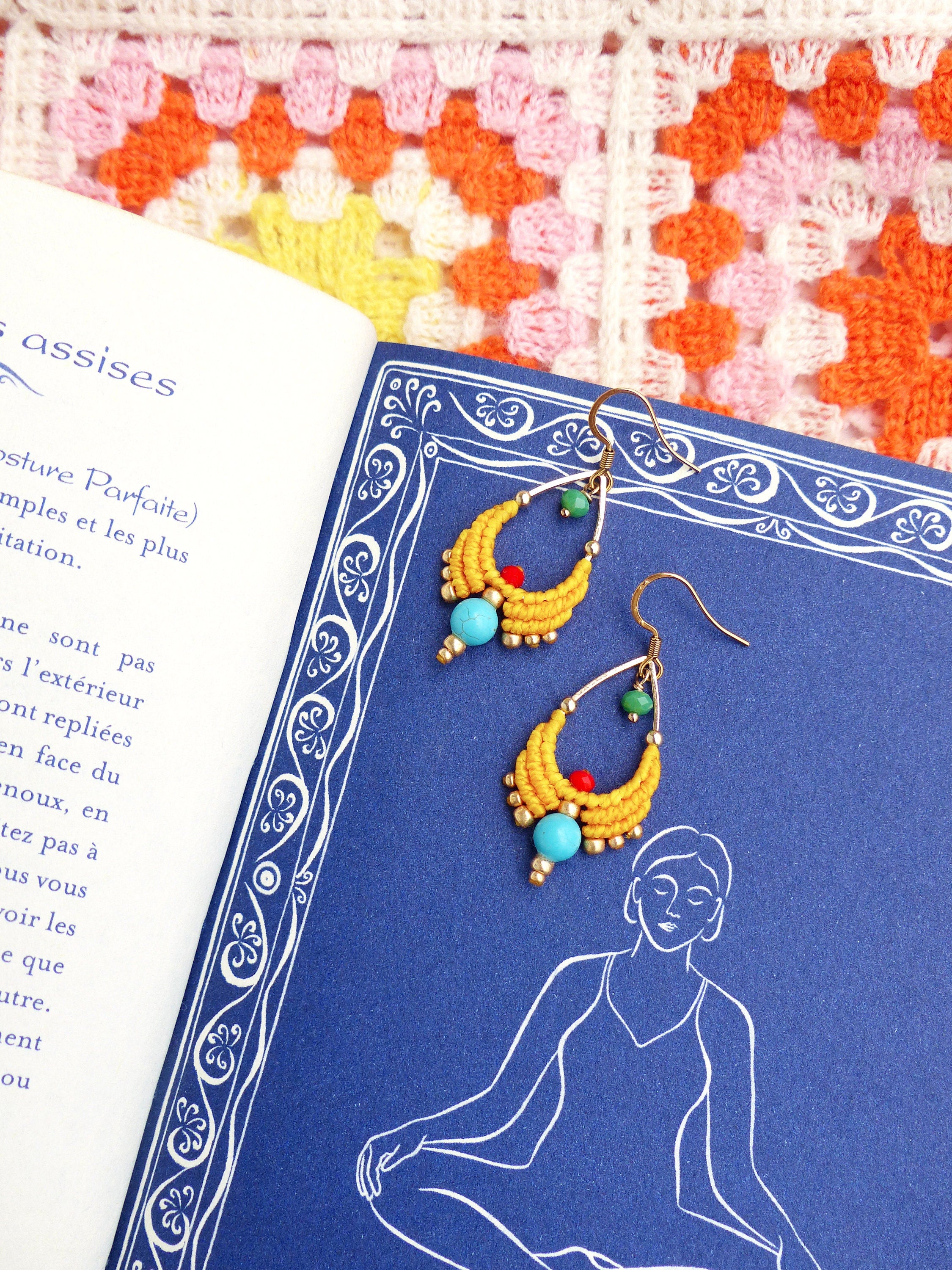 Boucles d'oreilles forme gouttes tissées en macramé jaune tournesol et turquoise