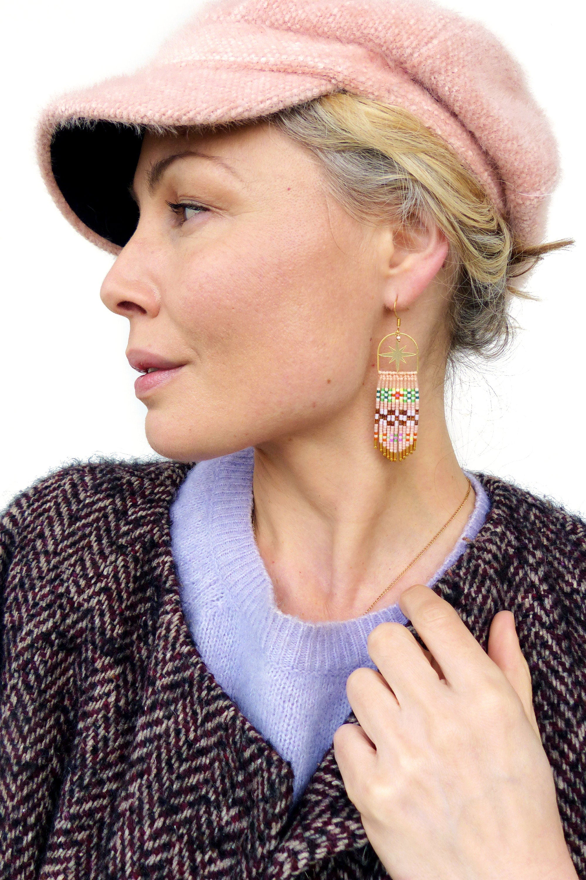 Petites boucles d'oreilles à franges perlées rose nude ou noir style bohème chic folk