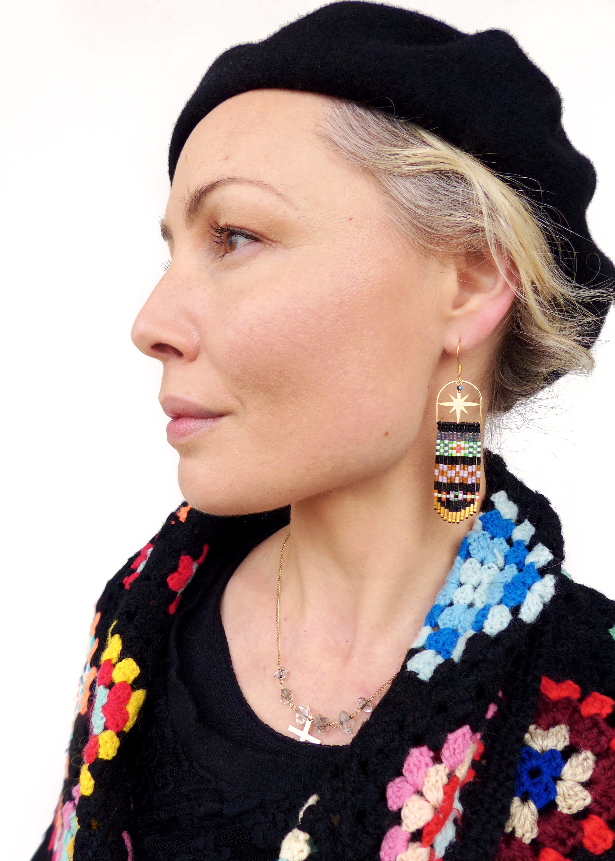 Petites boucles d'oreilles à franges perlées rose nude ou noir style bohème chic folk