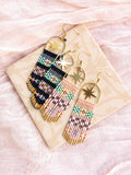 Petites boucles d'oreilles à franges perlées rose nude ou noir style bohème chic folk