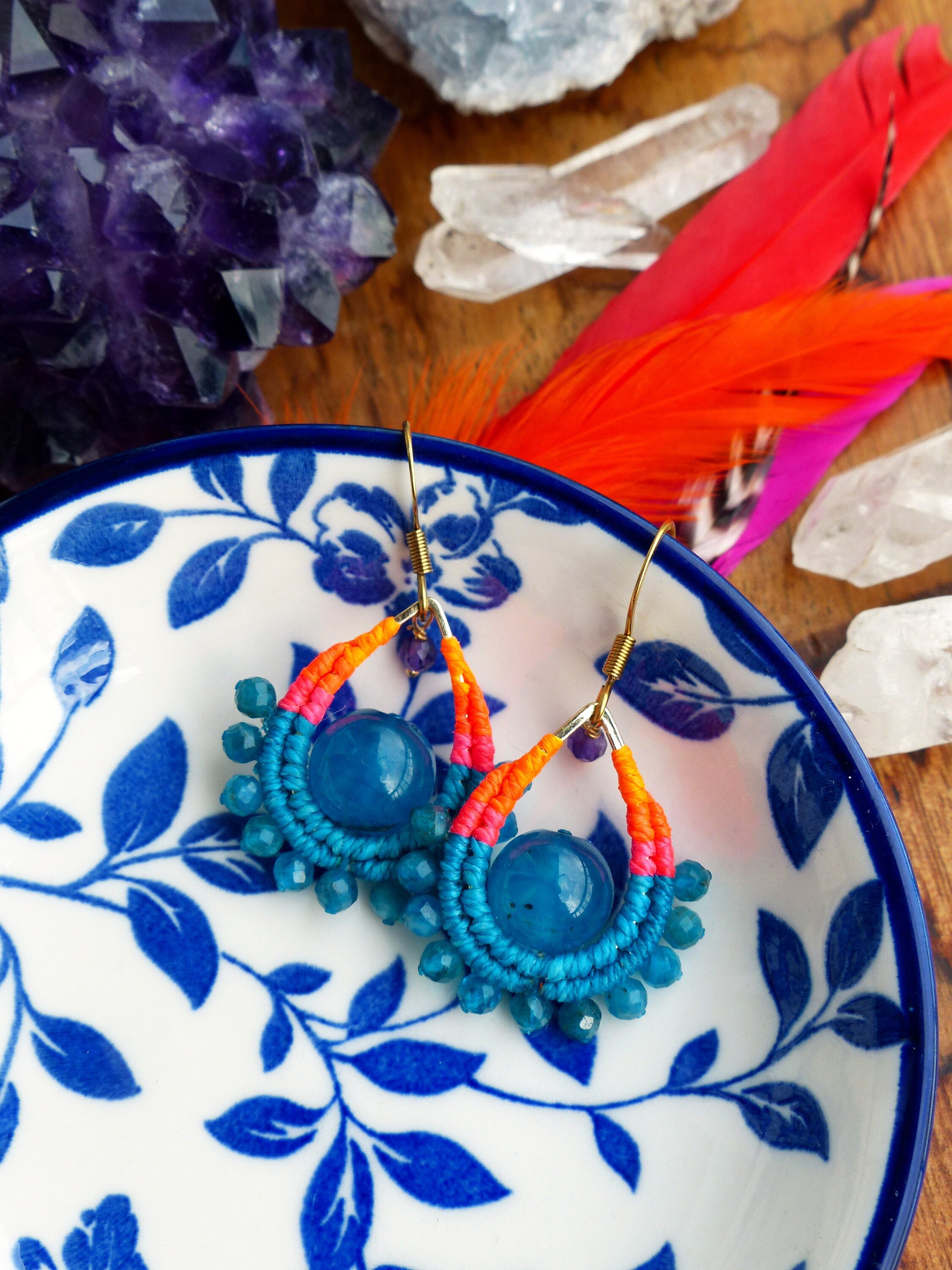 Petites boucles d'oreilles gouttes en macramé et pierre d'apatite bleu agate et améthyste