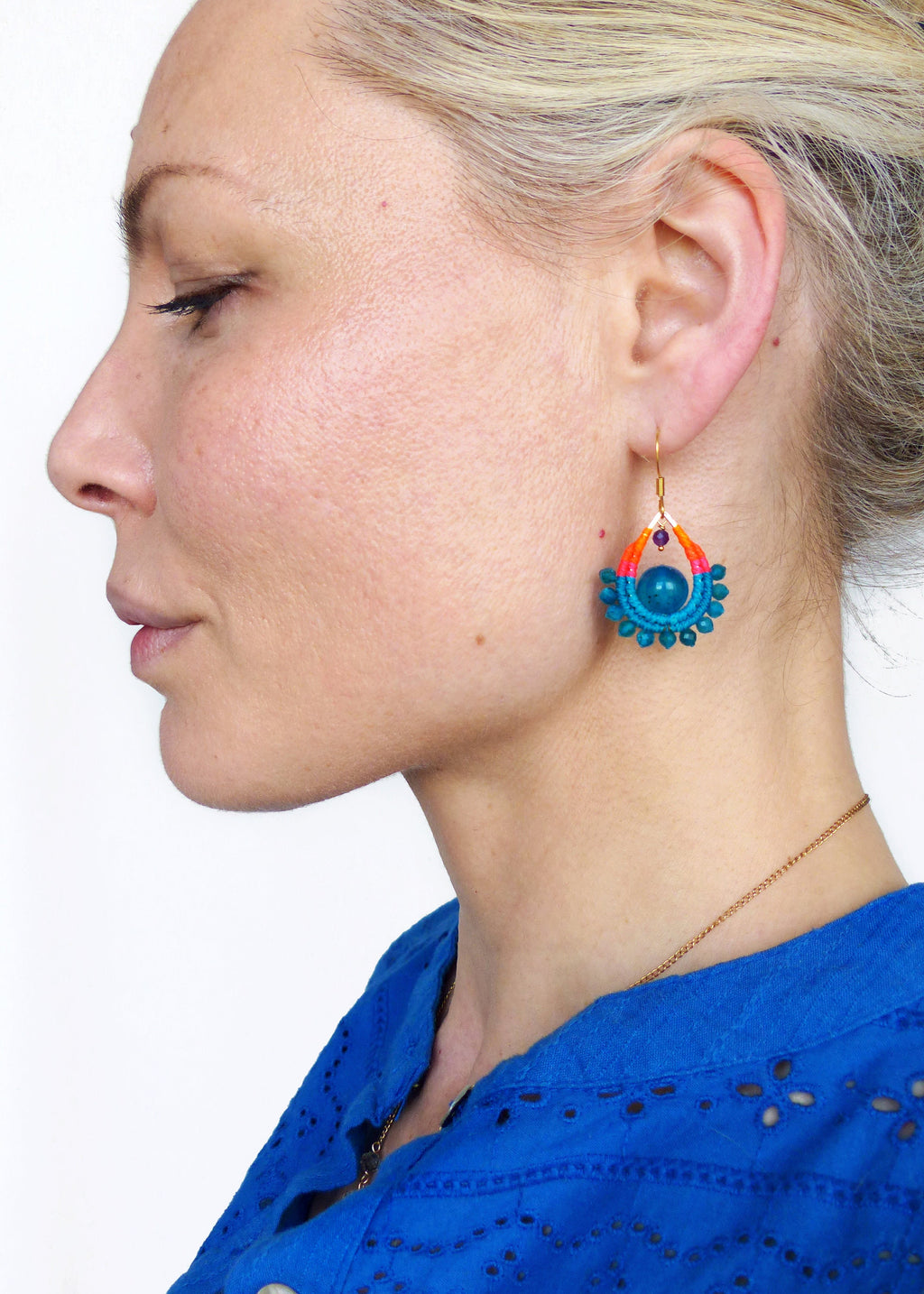 Petites boucles d'oreilles gouttes en macramé et pierre d'apatite bleu agate et améthyste