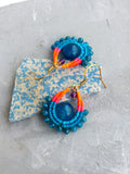 Petites boucles d'oreilles gouttes en macramé et pierre d'apatite bleu agate et améthyste