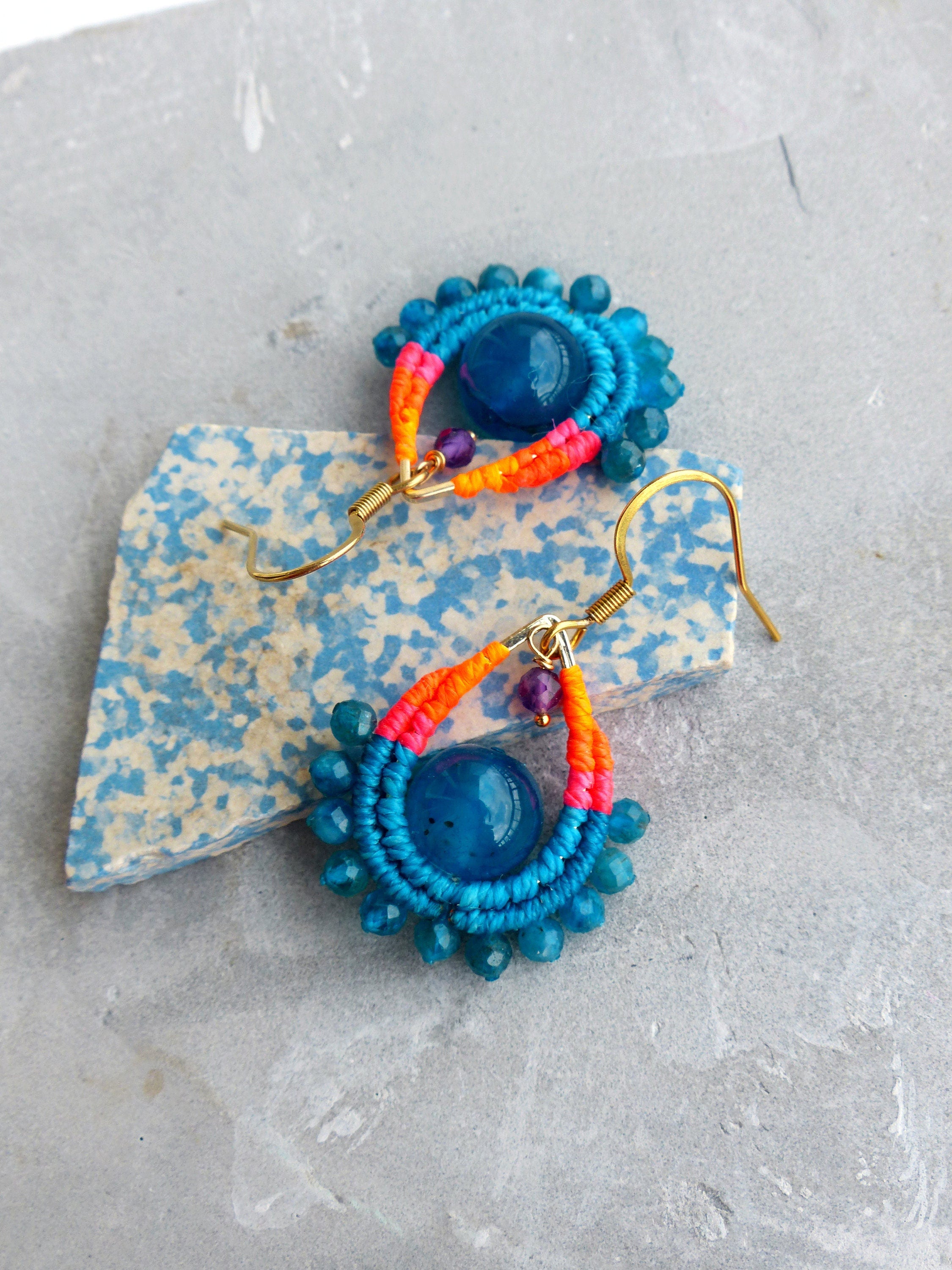 Petites boucles d'oreilles gouttes en macramé et pierre d'apatite bleu agate et améthyste