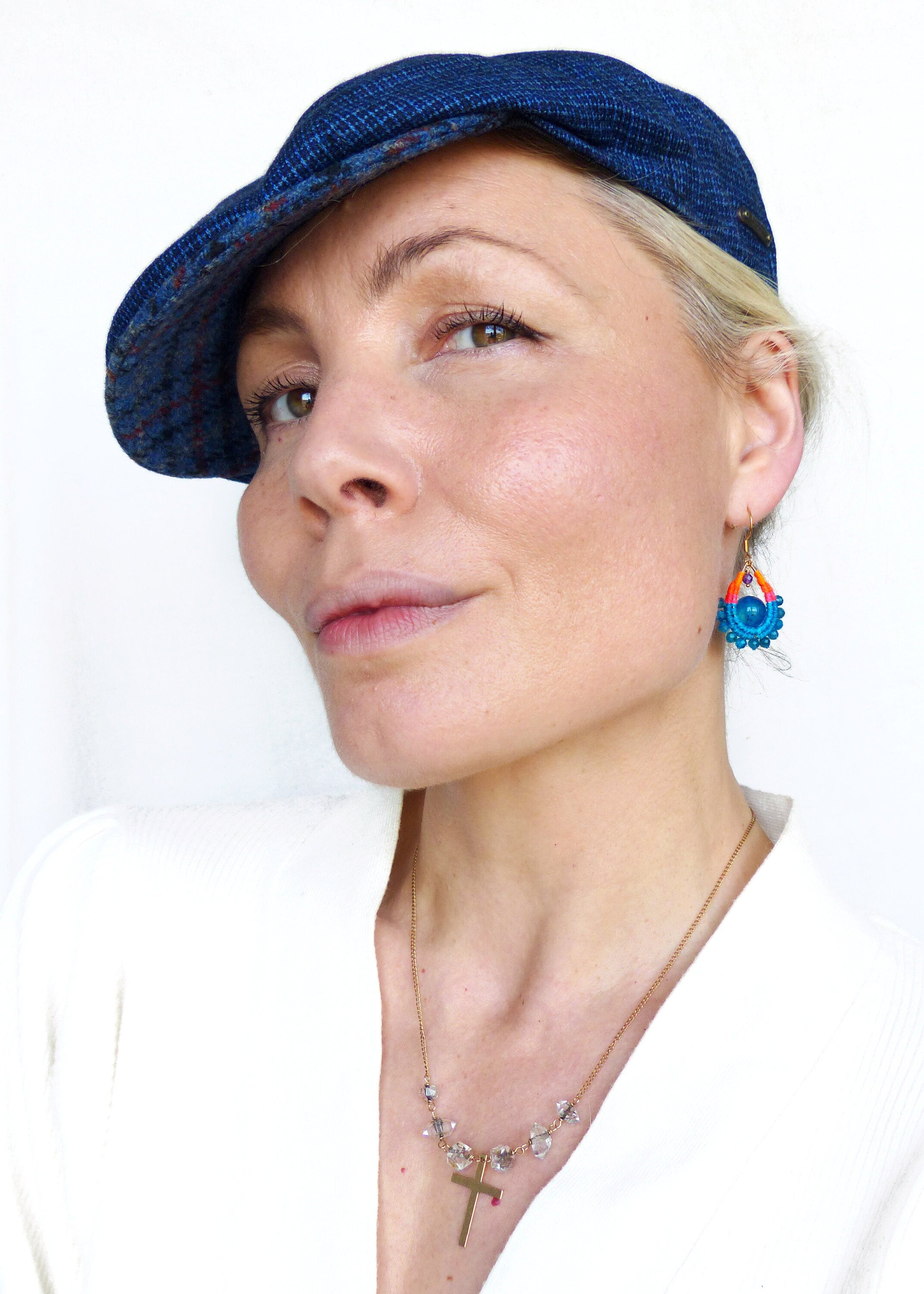 Petites boucles d'oreilles gouttes en macramé et pierre d'apatite bleu agate et améthyste