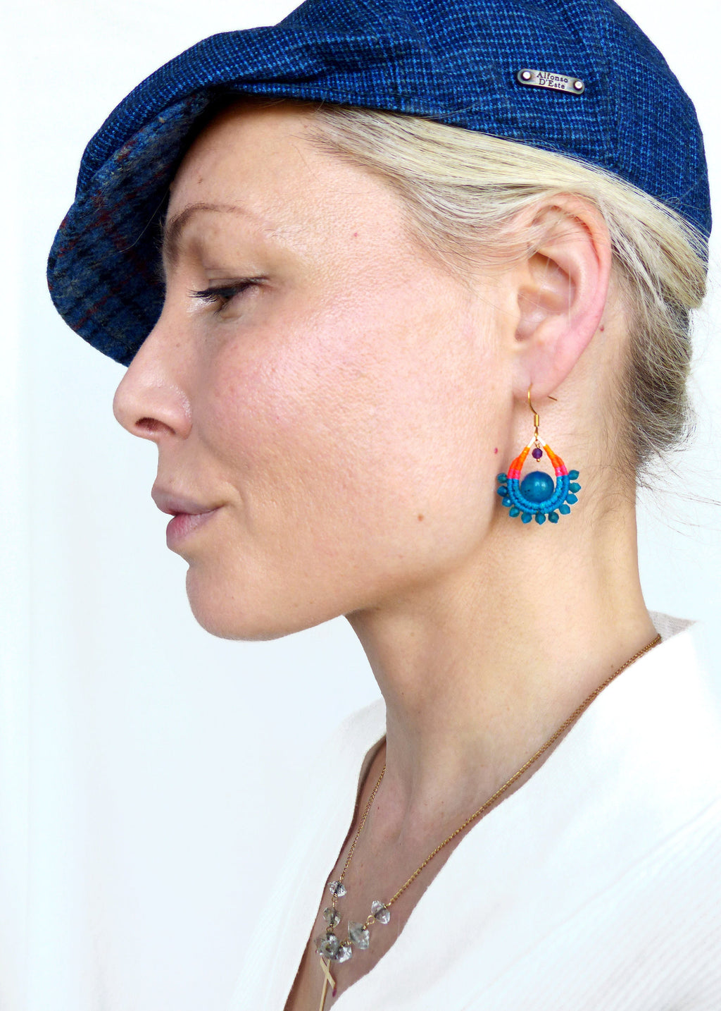 Petites boucles d'oreilles gouttes en macramé et pierre d'apatite bleu agate et améthyste