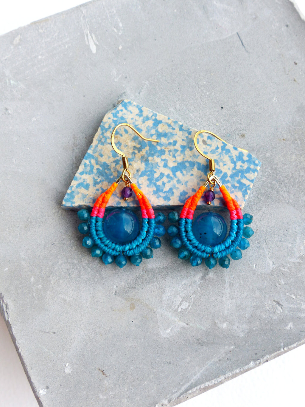 Petites boucles d'oreilles gouttes en macramé et pierre d'apatite bleu agate et améthyste