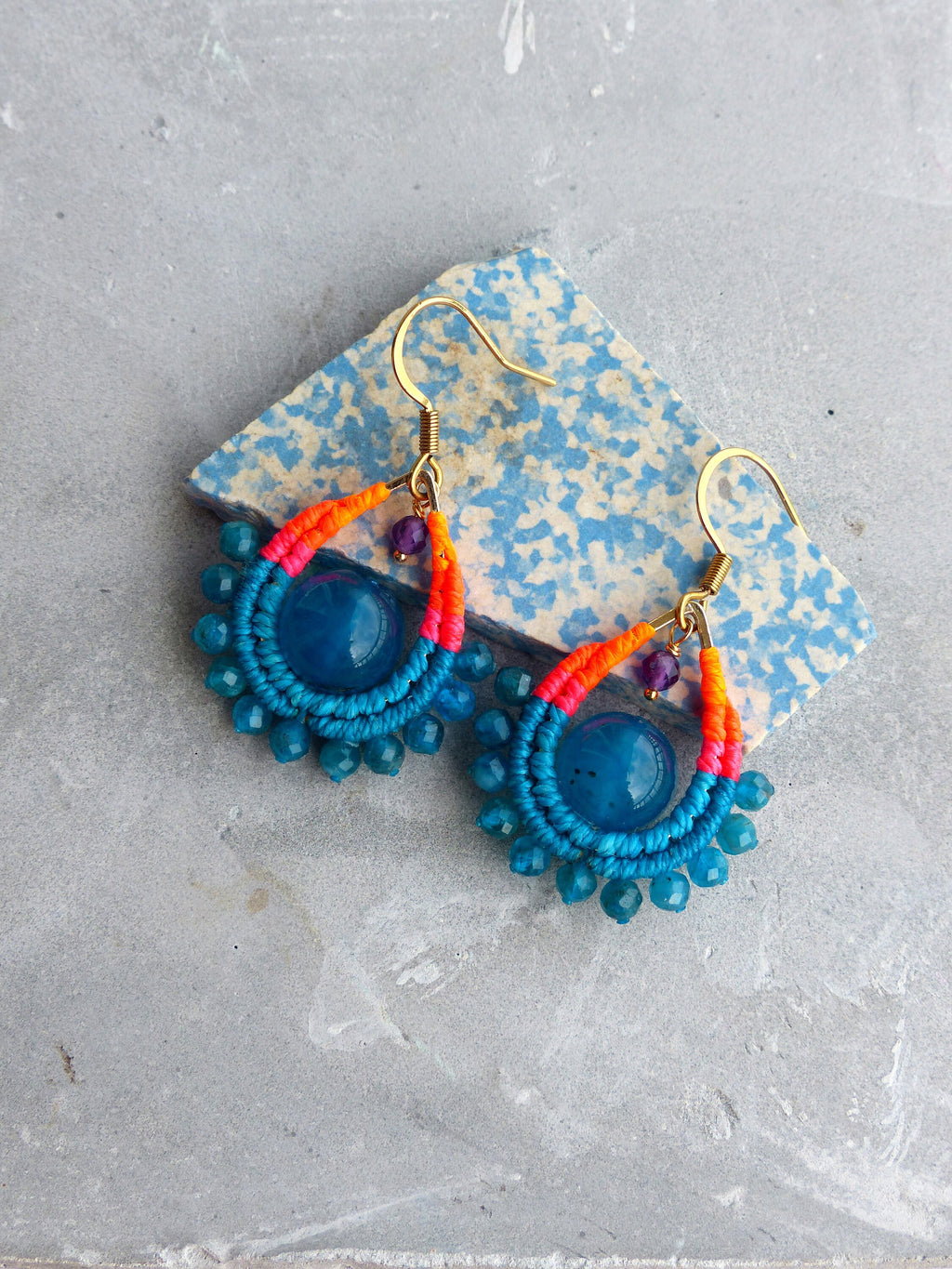 Petites boucles d'oreilles gouttes en macramé et pierre d'apatite bleu agate et améthyste