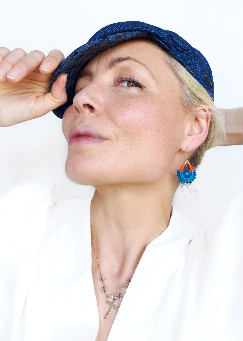 Petites boucles d'oreilles gouttes en macramé et pierre d'apatite bleu agate et améthyste