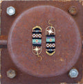 Peut inclure: Une paire de longues boucles d'oreilles en perles avec un charme d'étoile dorée. Les boucles d'oreilles sont noires avec des motifs géométriques colorés et des accents dorés.