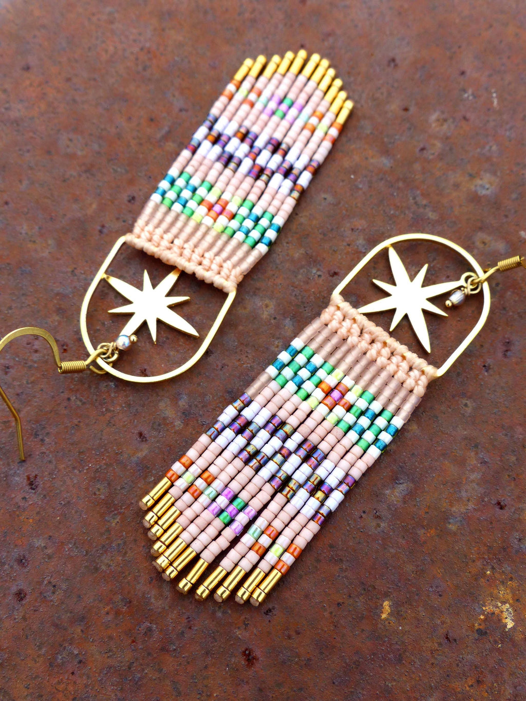 Longues boucles d'oreilles style bohème folk à franges perlées en macramé et perles miyuki rose pastel Cadeau pour elle Noel Saint Valentin