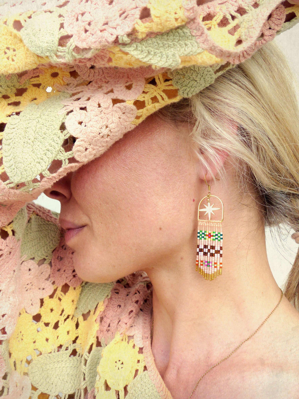 Longues boucles d'oreilles style bohème folk à franges perlées en macramé et perles miyuki rose pastel Cadeau pour elle Noel Saint Valentin