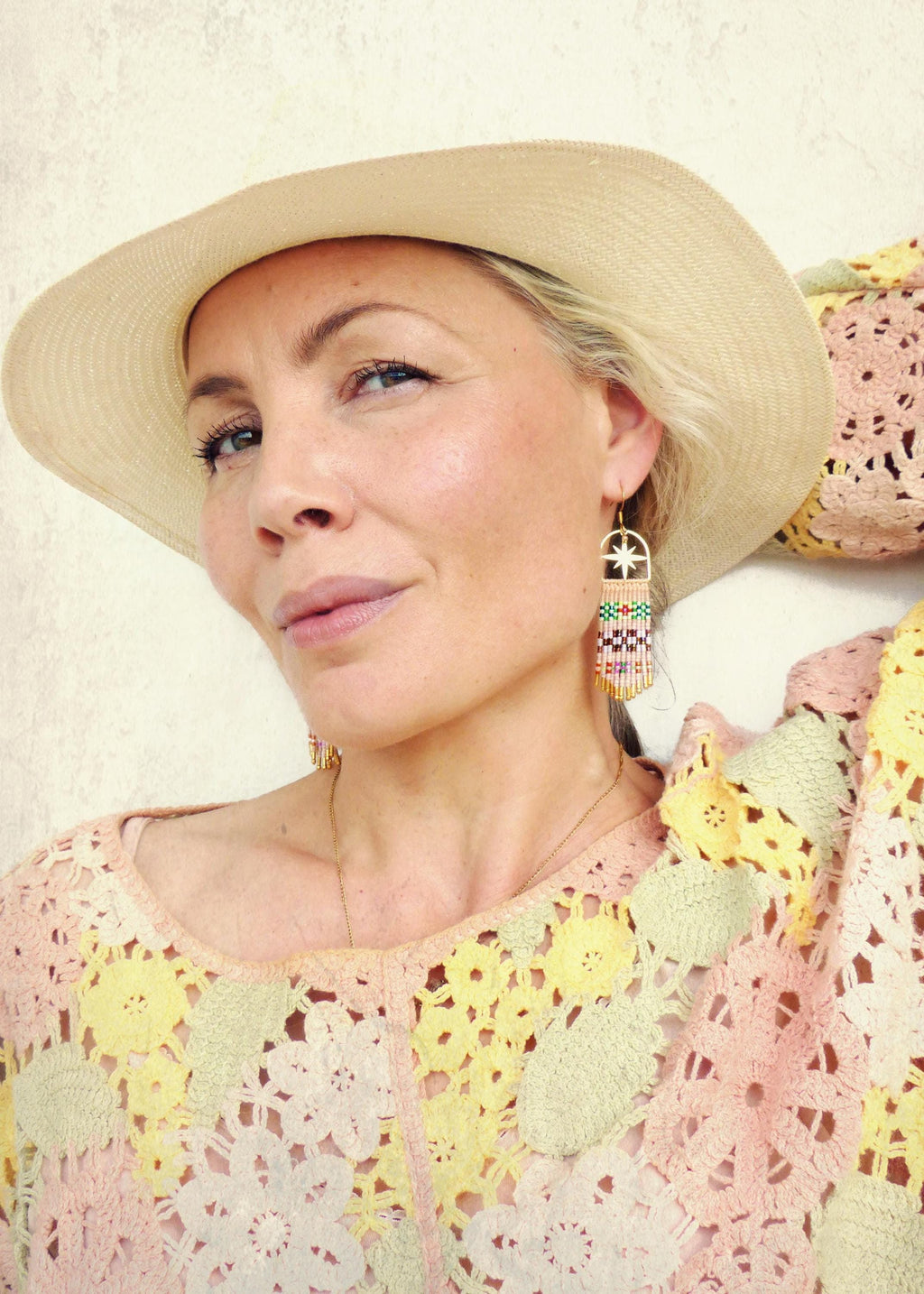 Longues boucles d'oreilles style bohème folk à franges perlées en macramé et perles miyuki rose pastel Cadeau pour elle Noel Saint Valentin