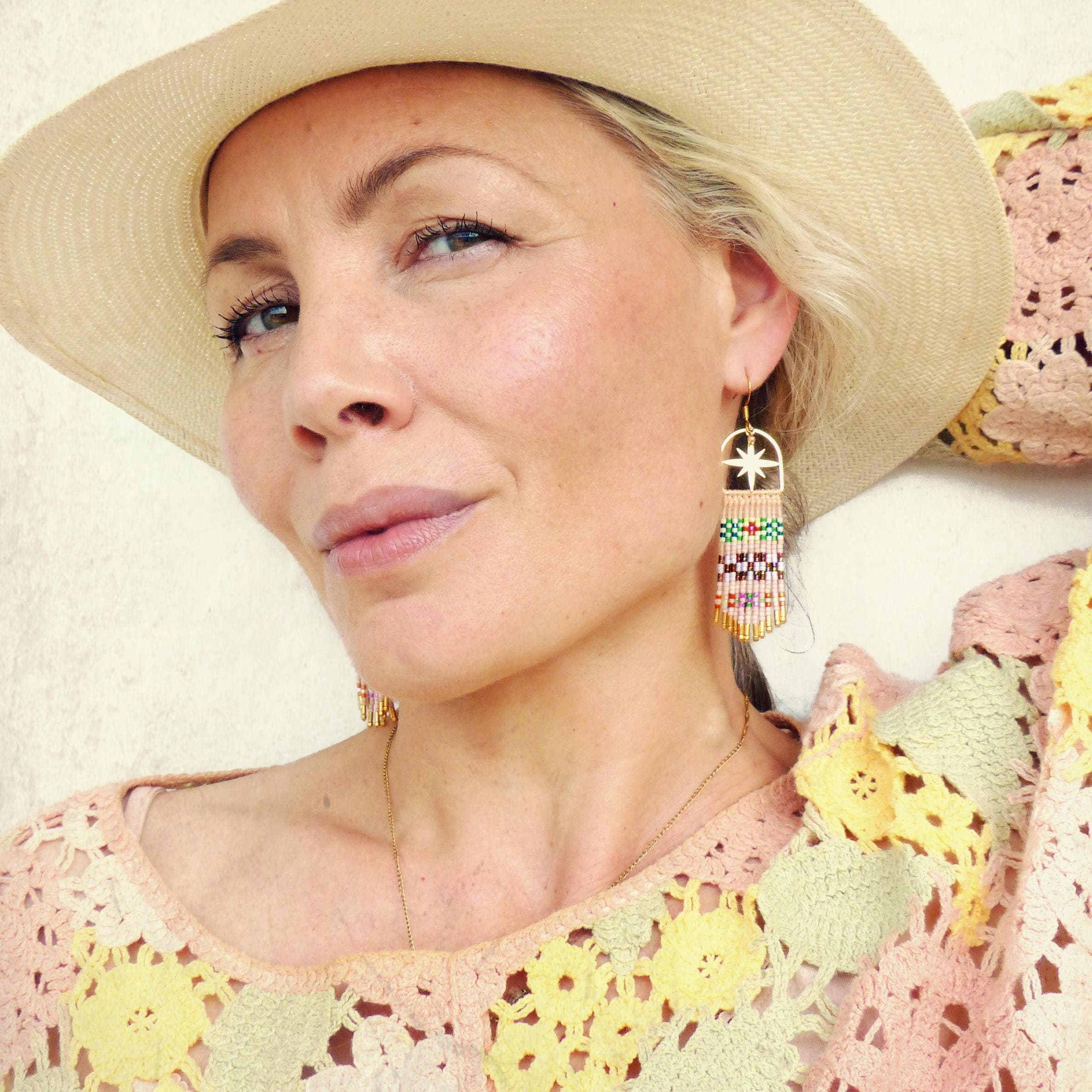 Longues boucles d'oreilles style bohème folk à franges perlées en macramé et perles miyuki rose pastel Cadeau pour elle Noel Saint Valentin