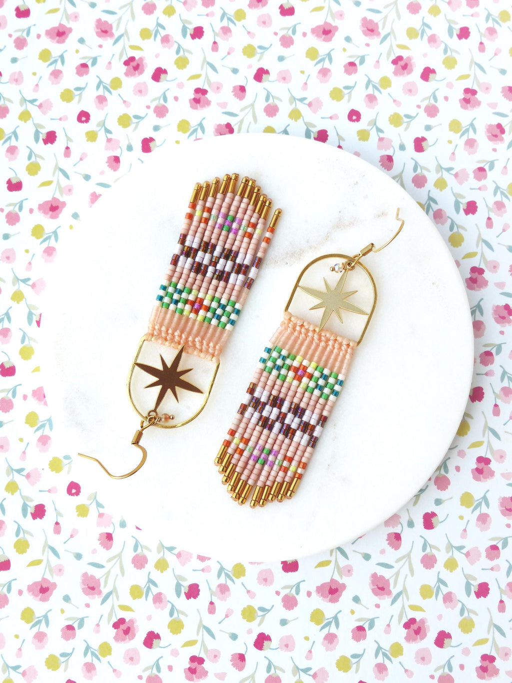 Longues boucles d'oreilles style bohème folk à franges perlées en macramé et perles miyuki rose pastel Cadeau pour elle Noel Saint Valentin