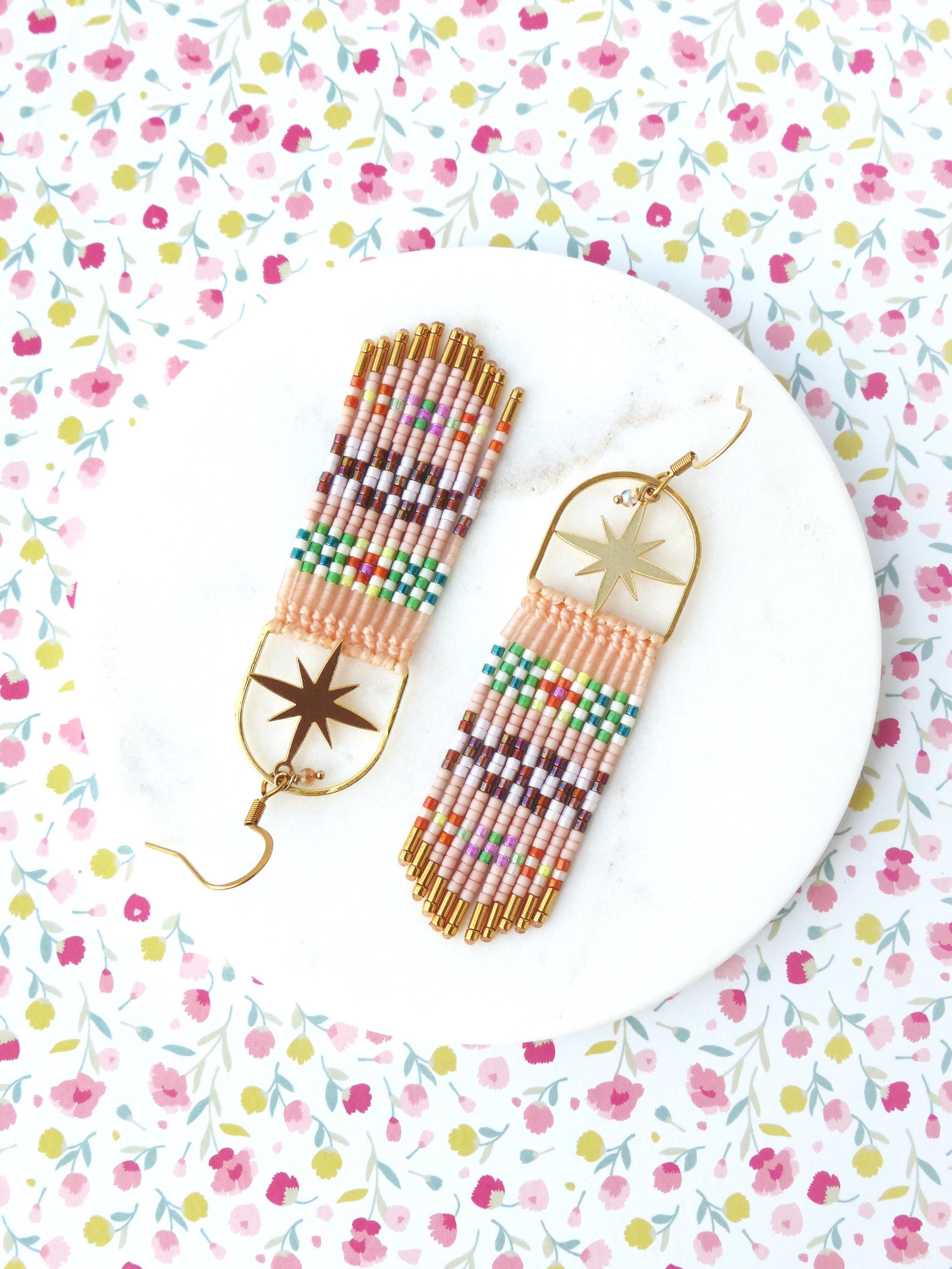 Longues boucles d'oreilles style bohème folk à franges perlées en macramé et perles miyuki rose pastel Cadeau pour elle Noel Saint Valentin