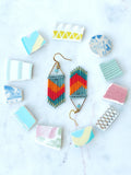 Mini boucles à franges perlées bleu jean sarcelle et orange rouge vif Bijoux tissés en macramé et perles miyuki Bijoux pour elle Bohème chic