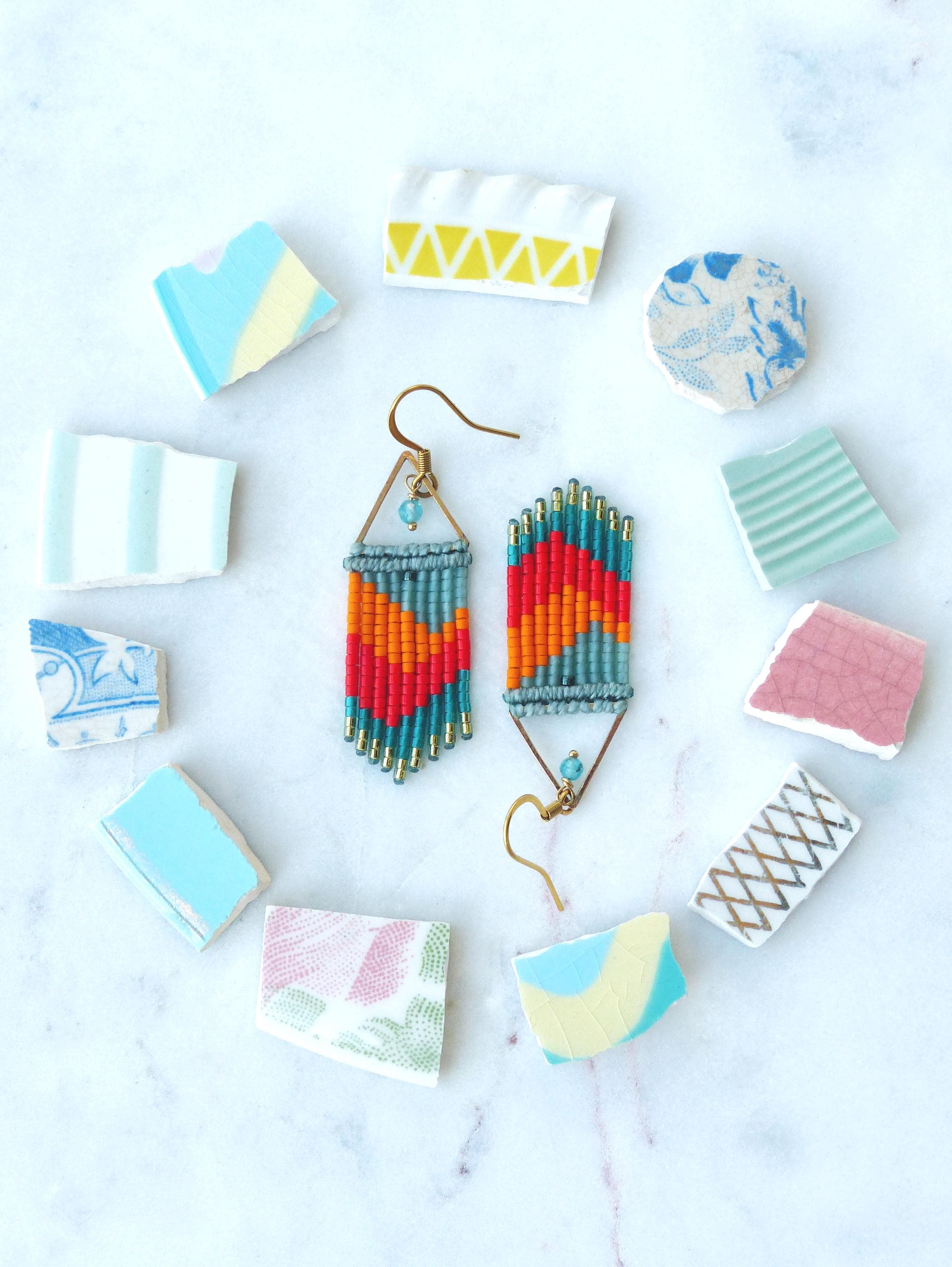 Mini boucles à franges perlées bleu jean sarcelle et orange rouge vif Bijoux tissés en macramé et perles miyuki Bijoux pour elle Bohème chic