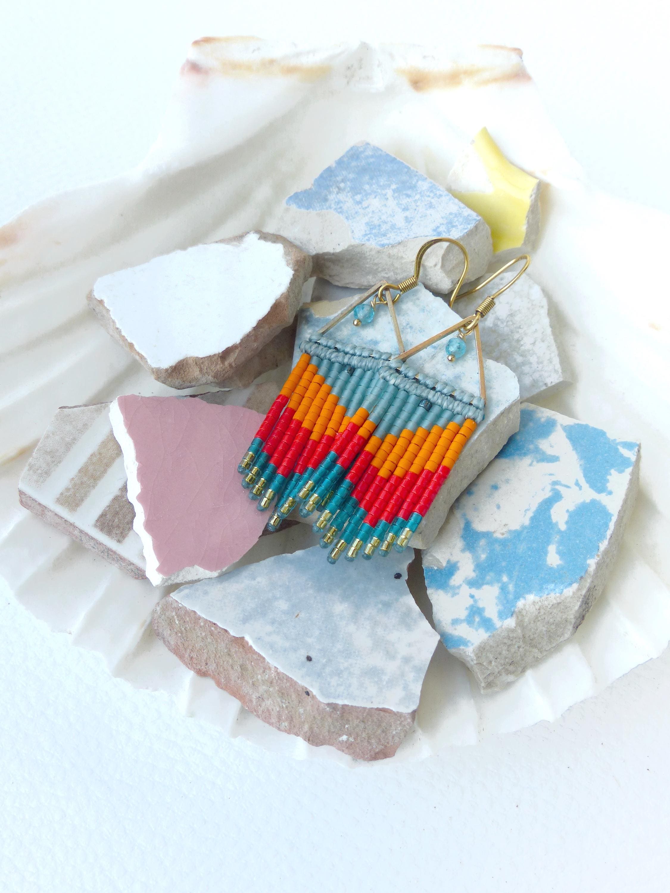 Mini boucles à franges perlées bleu jean sarcelle et orange rouge vif Bijoux tissés en macramé et perles miyuki Bijoux pour elle Bohème chic