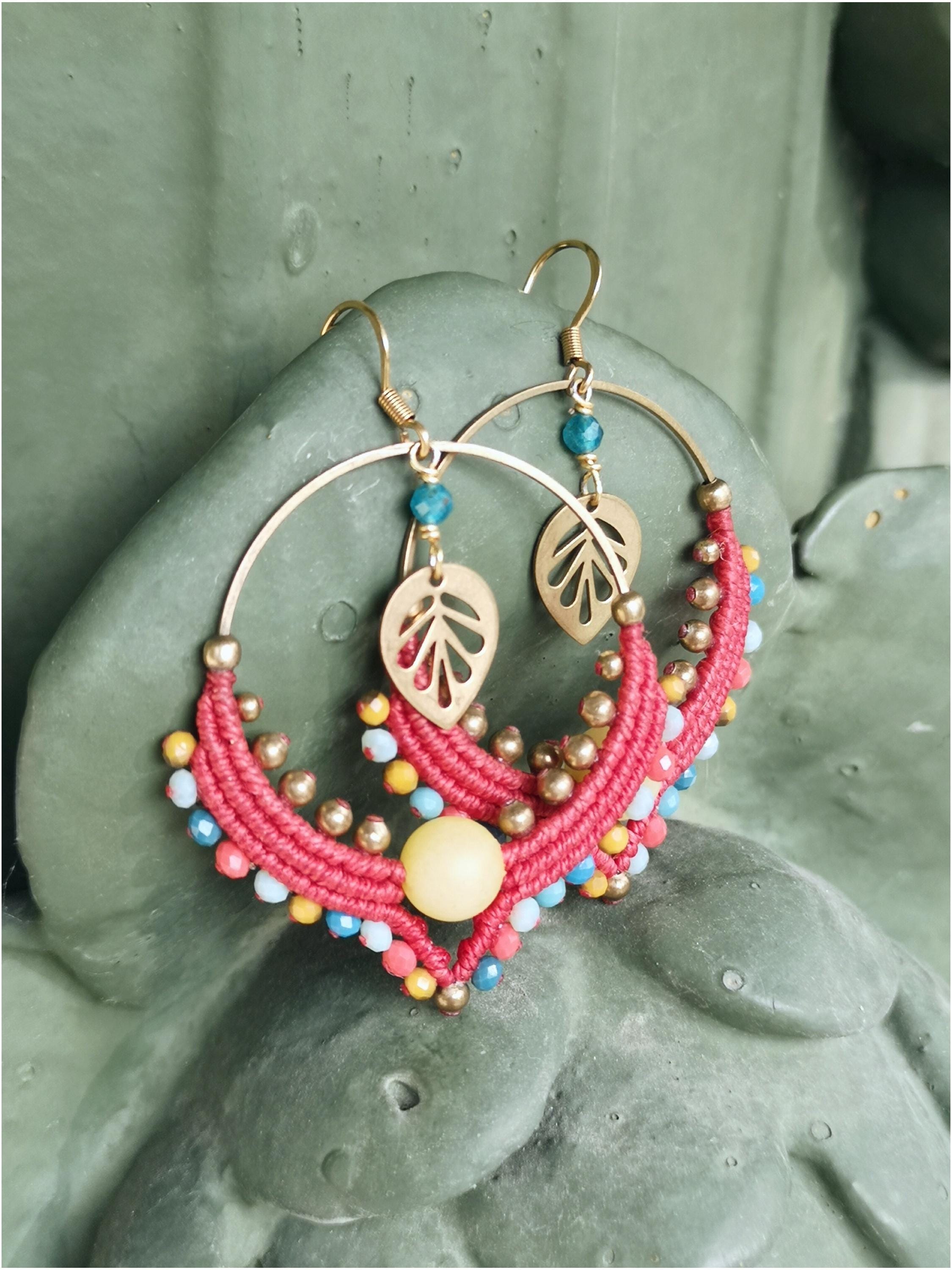 Grandes boucles d'oreilles créoles bohèmes et gipsy tissées en macramé rouge perlées de verre multicolore jade jaune apatite bleu