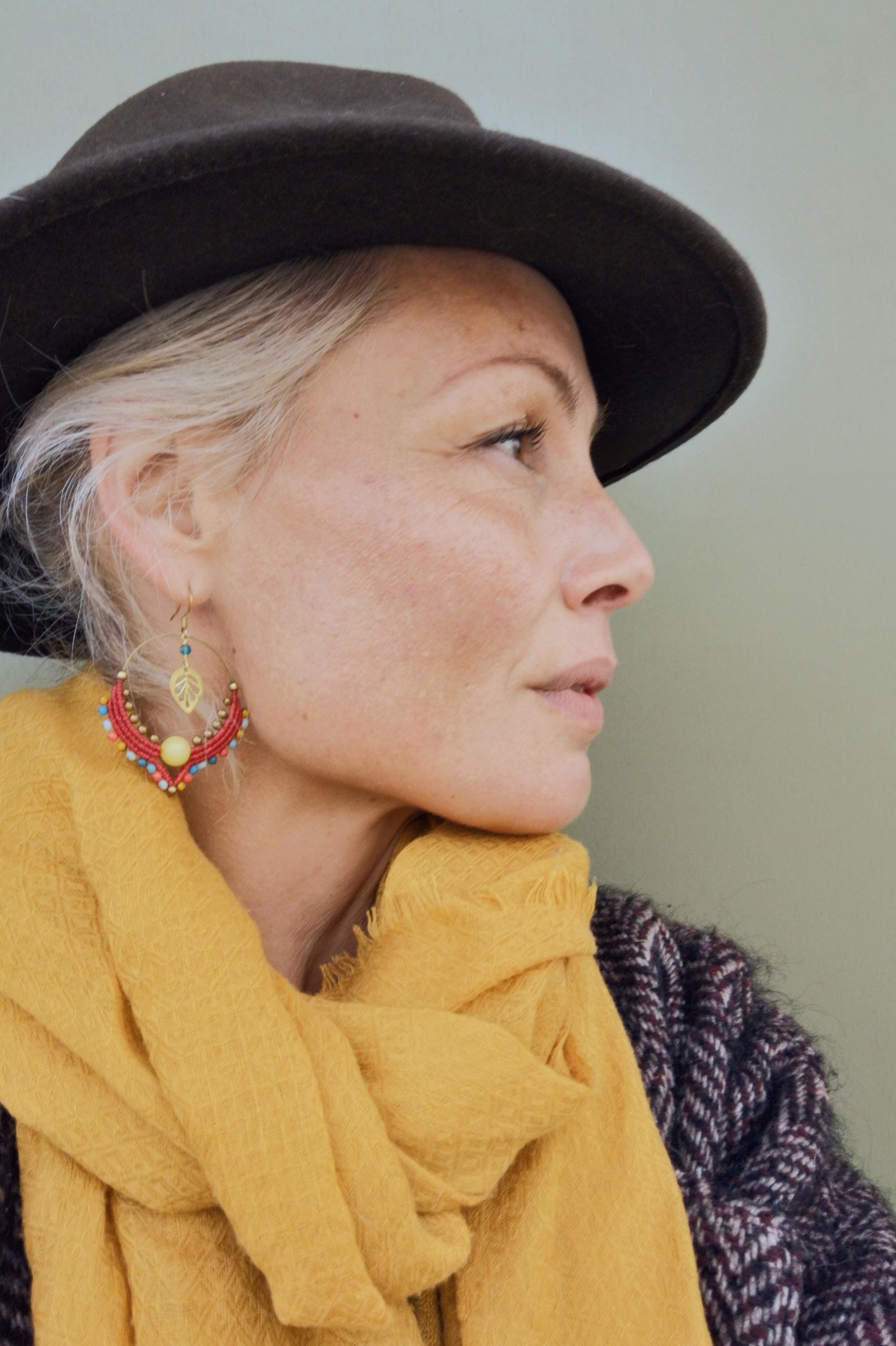 Grandes boucles d'oreilles créoles bohèmes et gipsy tissées en macramé rouge perlées de verre multicolore jade jaune apatite bleu