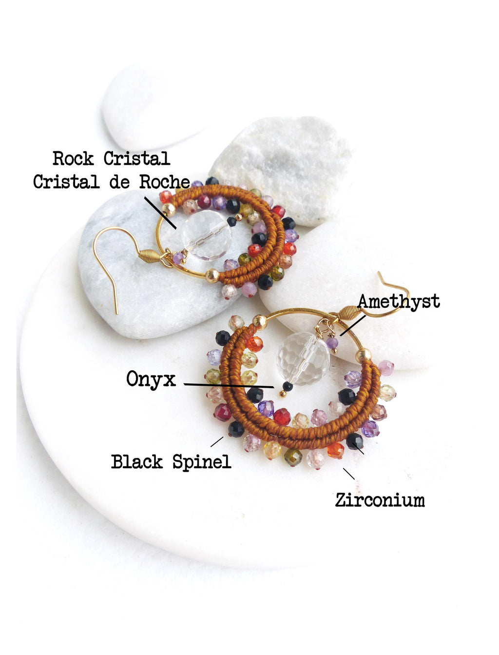 Peut inclure: Boucles d'oreilles créoles dorées, ornées de fil marron et de perles colorées. Elles présentent des perles d'onyx, de spinelle noire et de zirconium, ainsi qu'un cristal de roche clair et de l'améthyste.