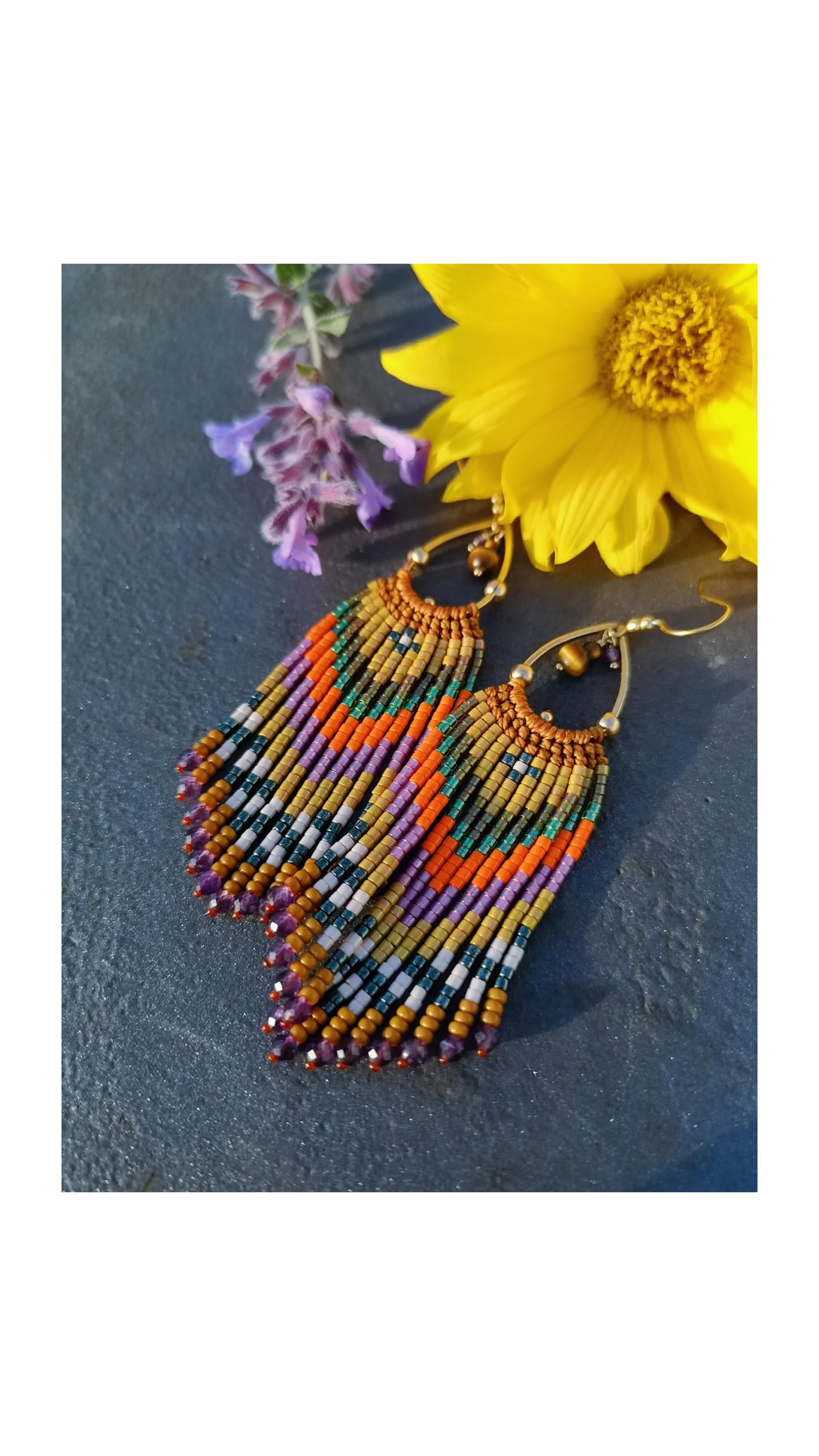 Longues boucles d'oreilles à franges perlées d'améthyste et oeil de tigre Bijoux bohème tissés en macramé et miyuki kaki orange vif violet