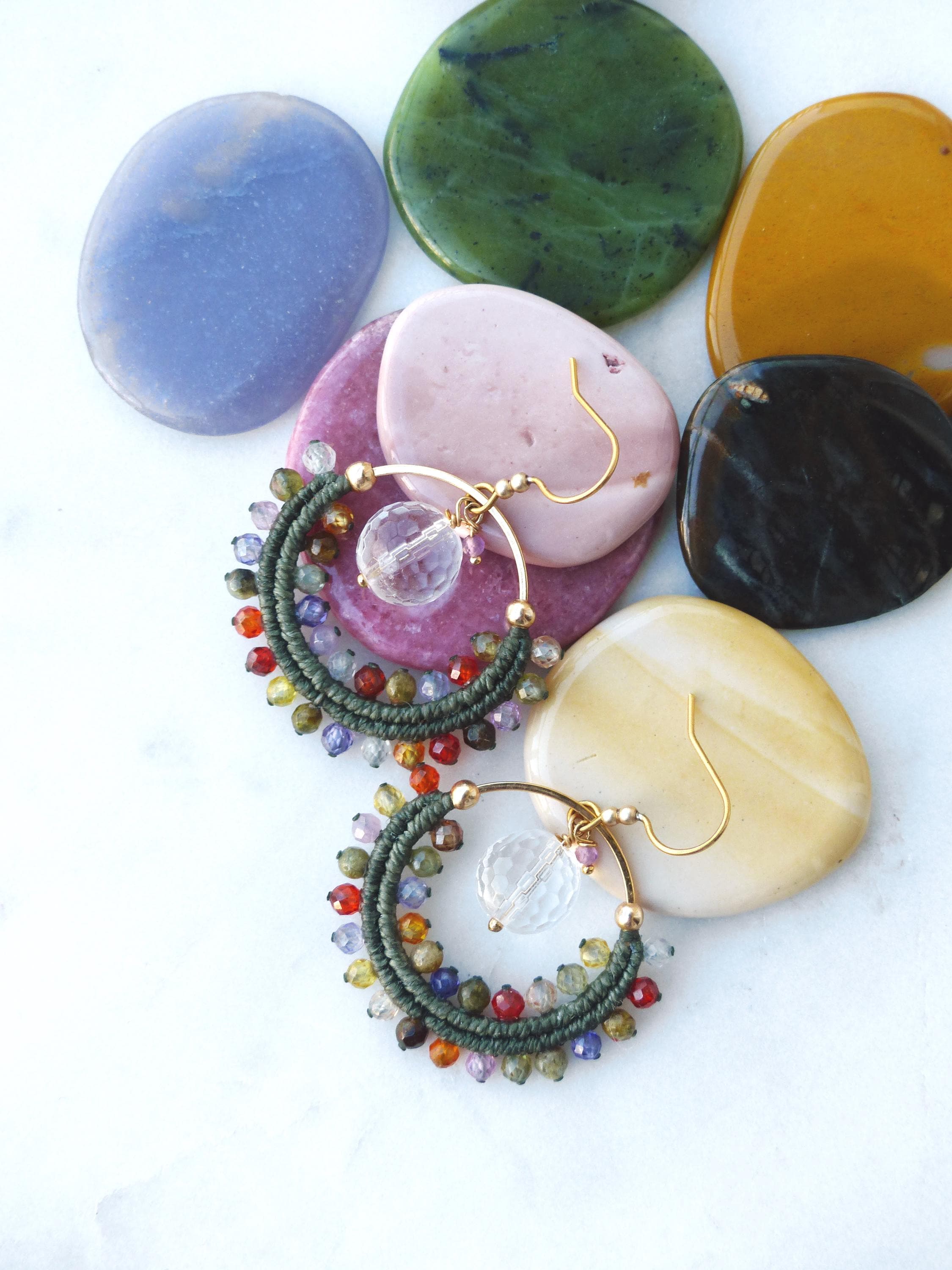 Petites boucles d'oreilles créoles kaki en macramé perlées de perles en zirconium grenat grossulaire et cristal de roche Bijoux bohème gipsy
