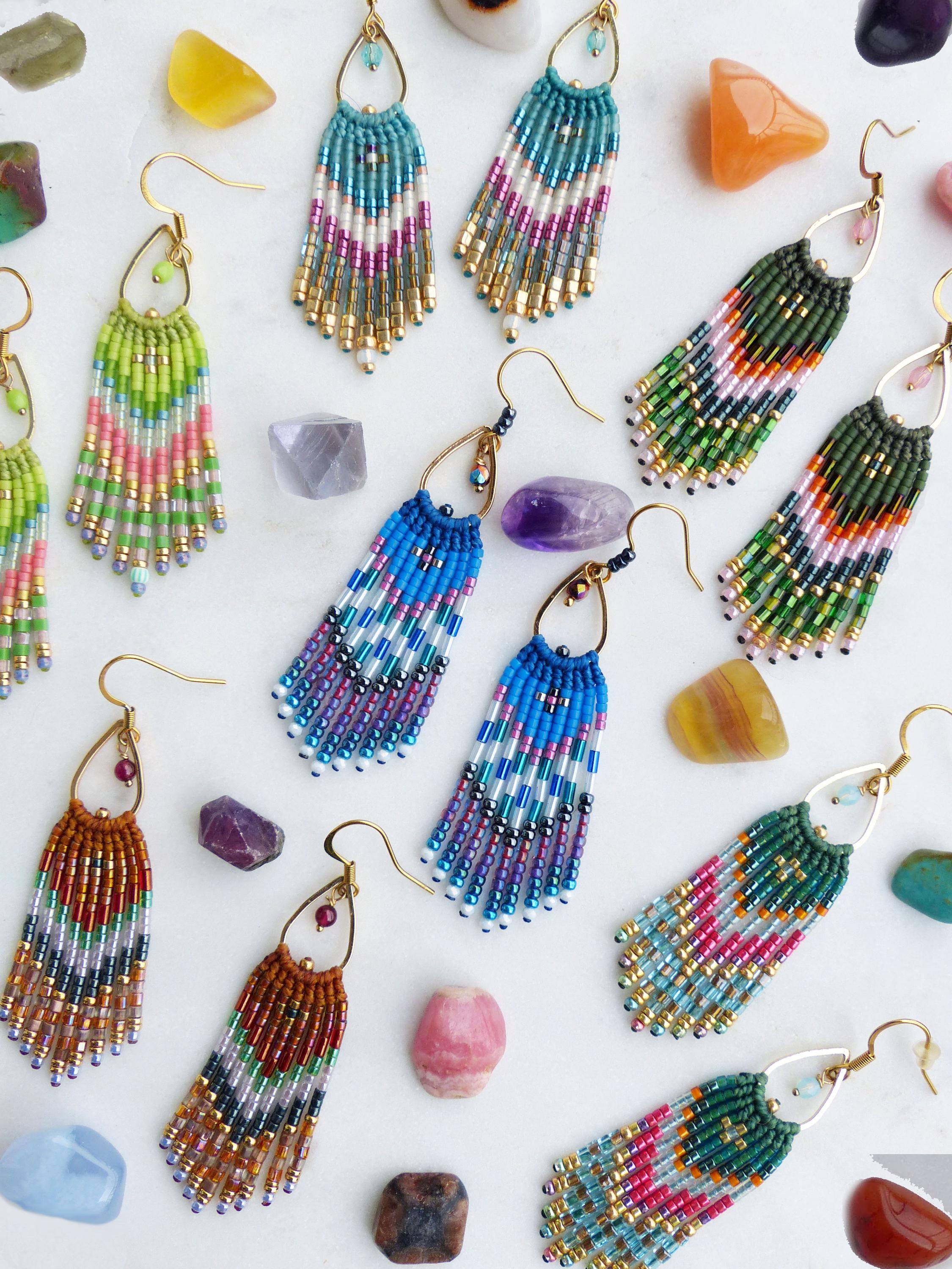 Mini boucles d'oreilles à franges perlées marron cognac violet parme vert tissées en macramé miyuki et grenat Bohème chic Cadeau pour elle
