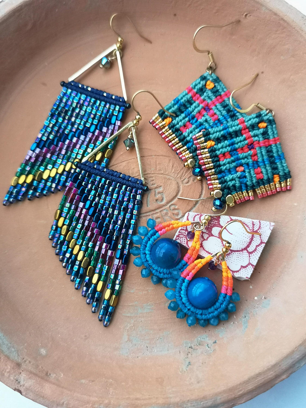 Boucles d'oreilles pendantes tissées Macramé motif tartan écossais bleu turquoise rose orange Bijoux textile style bohème Cadeau pour elle