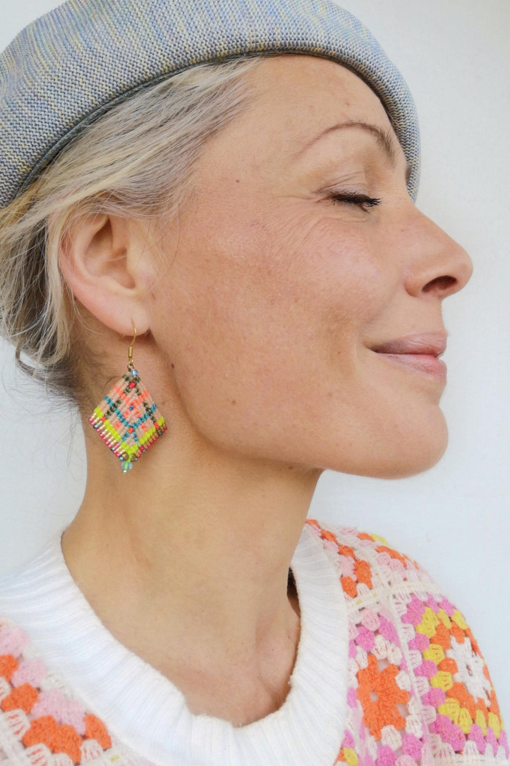 Boucles d'oreilles tissées en macramé motifs tartan couleurs flashy pêche bleu corail jaune fluo Bijoux textile et bohème Cadeau pour elle