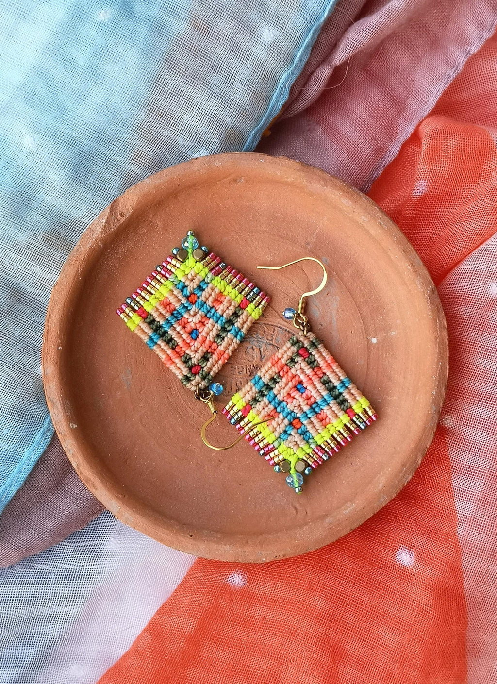 Boucles d'oreilles tissées en macramé motifs tartan couleurs flashy pêche bleu corail jaune fluo Bijoux textile et bohème Cadeau pour elle