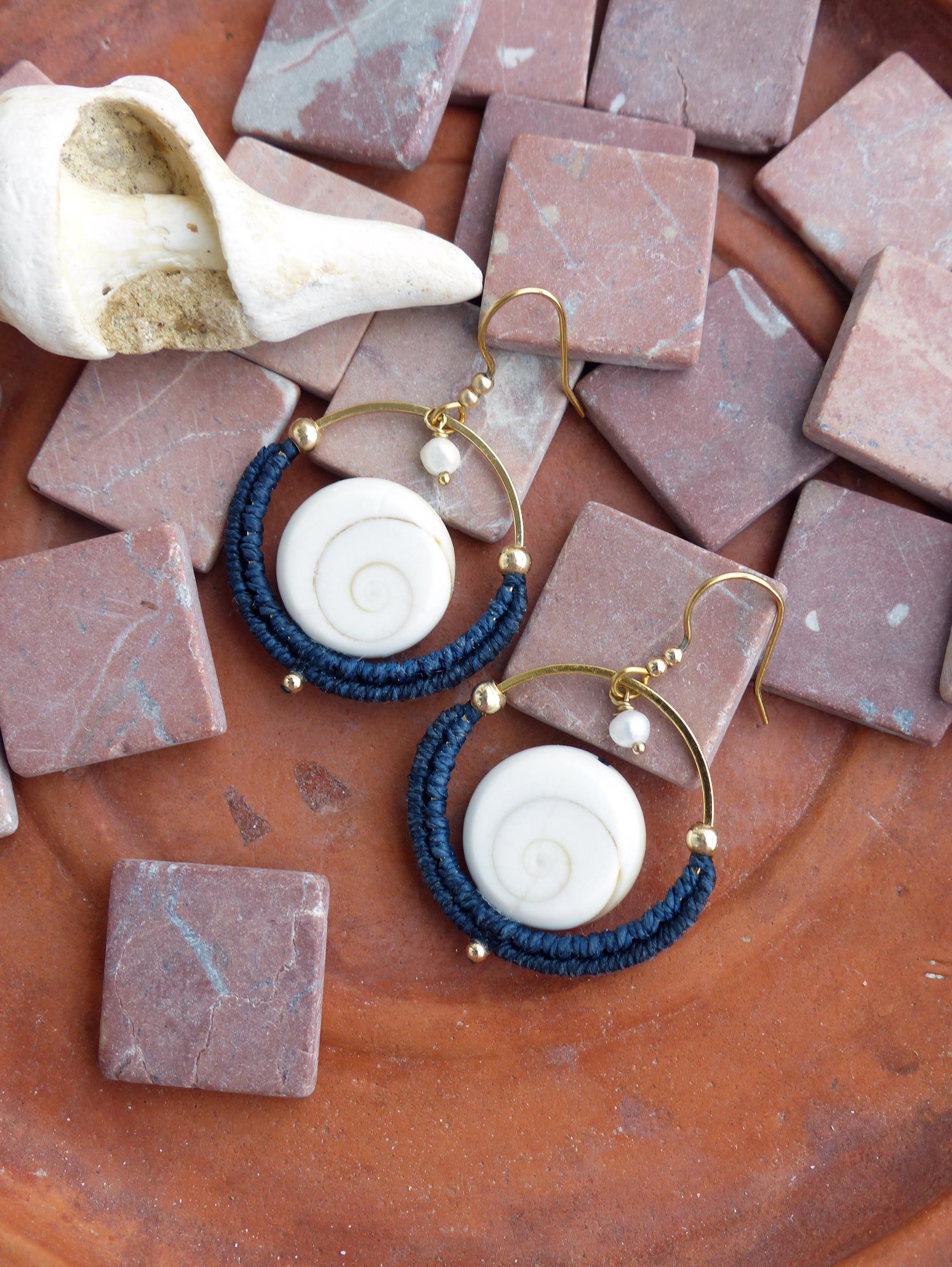 Petites boucles d'oreilles créoles tissées en macramé bleu marine avec des coquillages oeil de Sainte Lucie Bijoux bohème Cadeau pour elle
